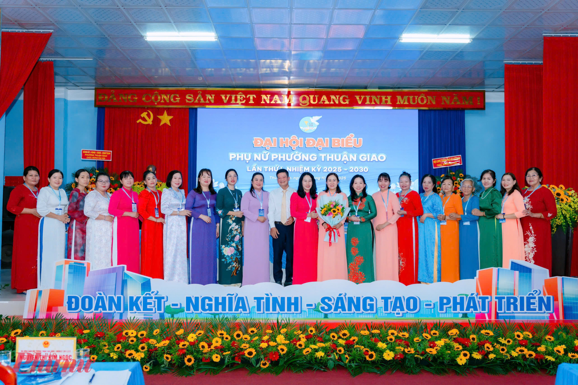 Ban chấp hành Hội LHPN phường Thuận Giao, nhiệm kỳ 2025 – 2030 nhận hoa chúc mừng và ra mắt đại hội. Bà Tôn Thị Ngọc Sang (ôm hoa) được chỉ định là Chủ tịch Hội LHPN phường Thuận Giao, nhiệm kỳ 2025 – 2030 - Ảnh: Hội LHPN phường Thuận Giao