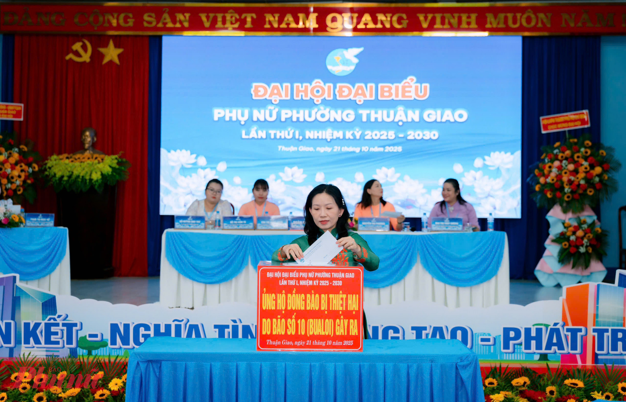 Tại đại hội, đại biểu đã cùng ủng hộ hơn 12,7 triệu đồng để chia sẻ với đồng bào bị thiệt hại do mưa lũ gây ra - Ảnh: Hội LHPN phường Thuận Giao