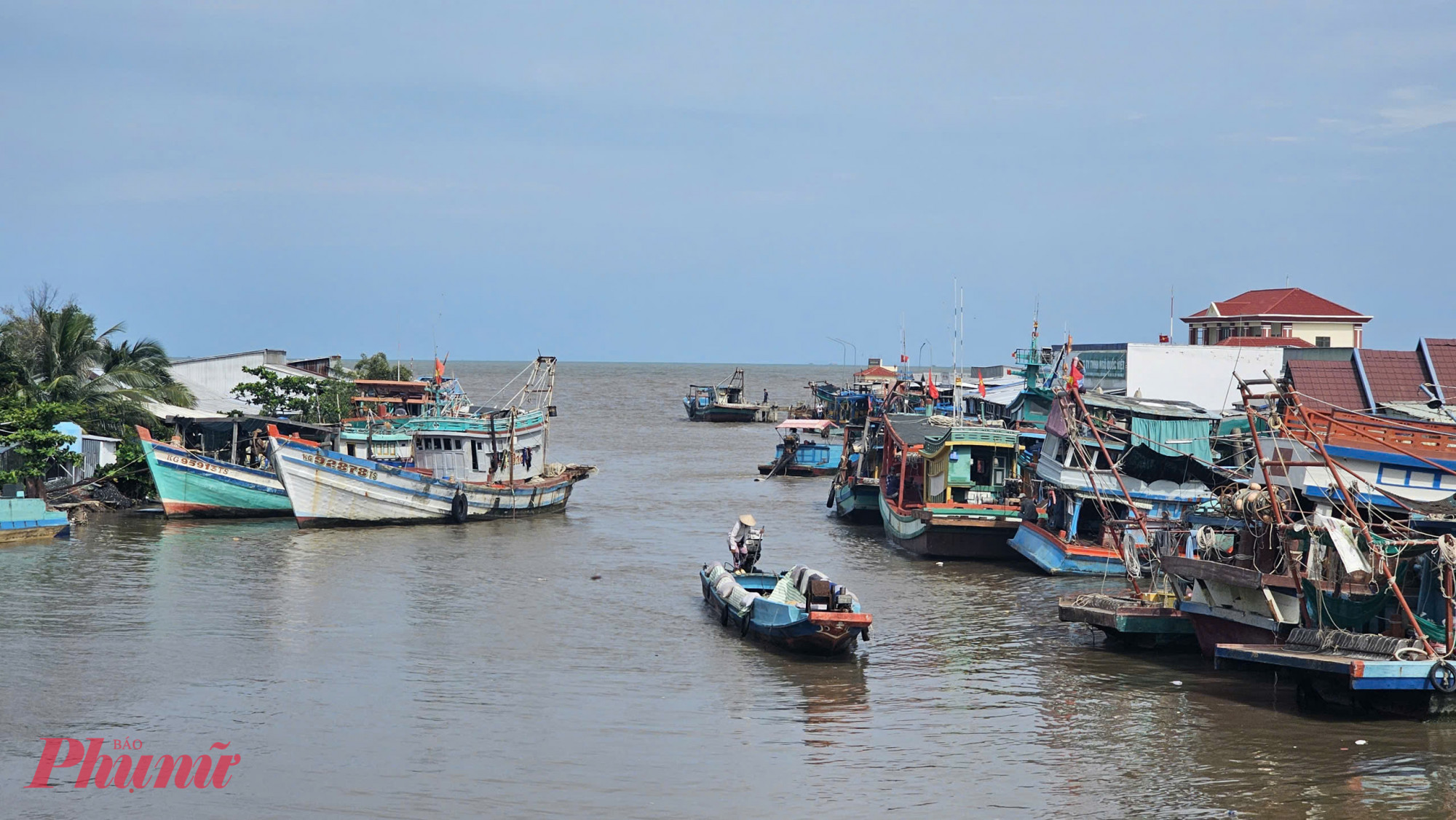 Tỉnh An Giang yêu cầu lãnh đạo các sở ngành chủ động ứng phó với bão số 12 - Ảnh Phú Hữu
