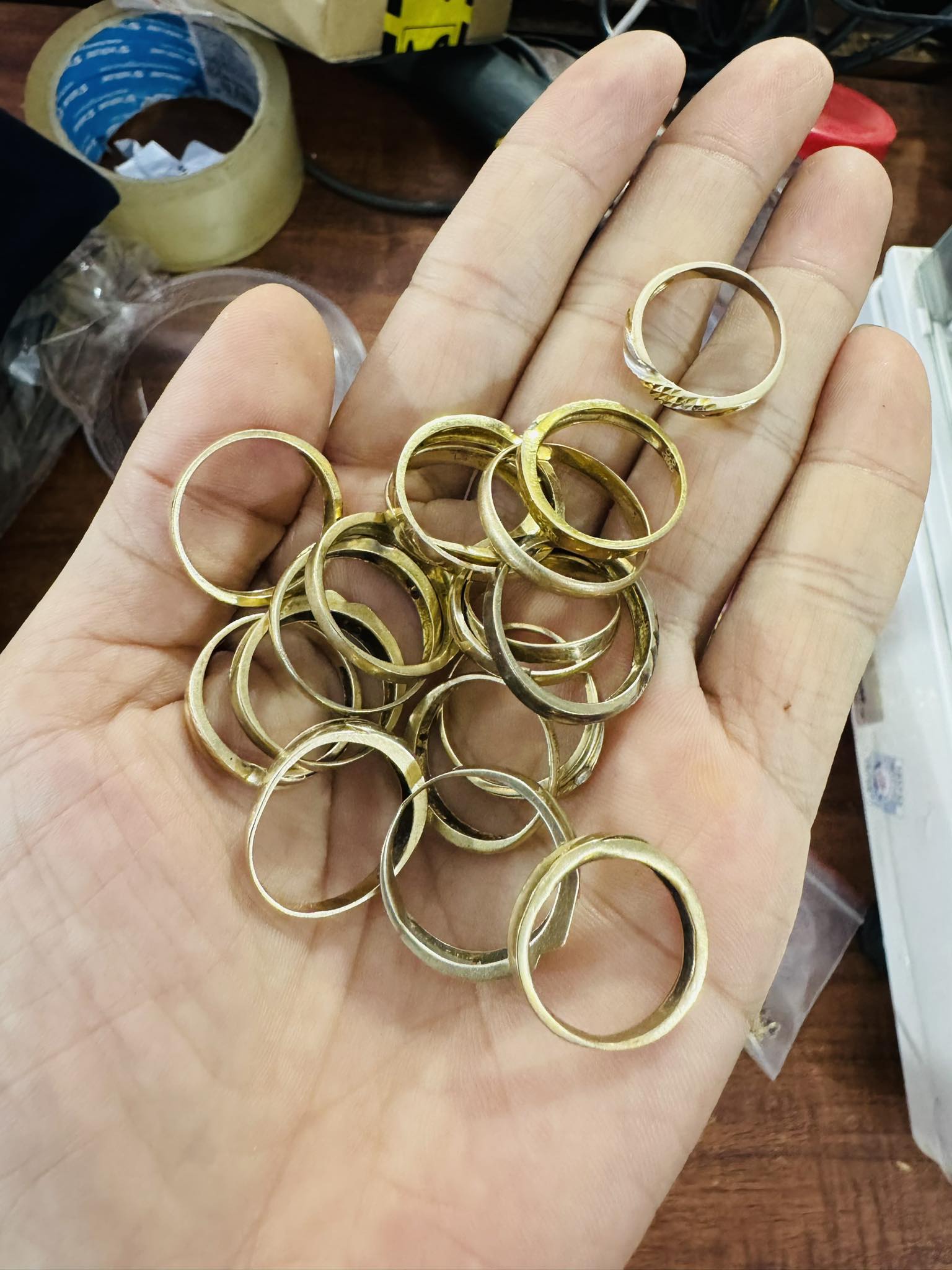 Nhiều người mang nhẫn cưới đi bán khi giá vàng tăng (ảnh Facebook Mai Linh Mai Linh)