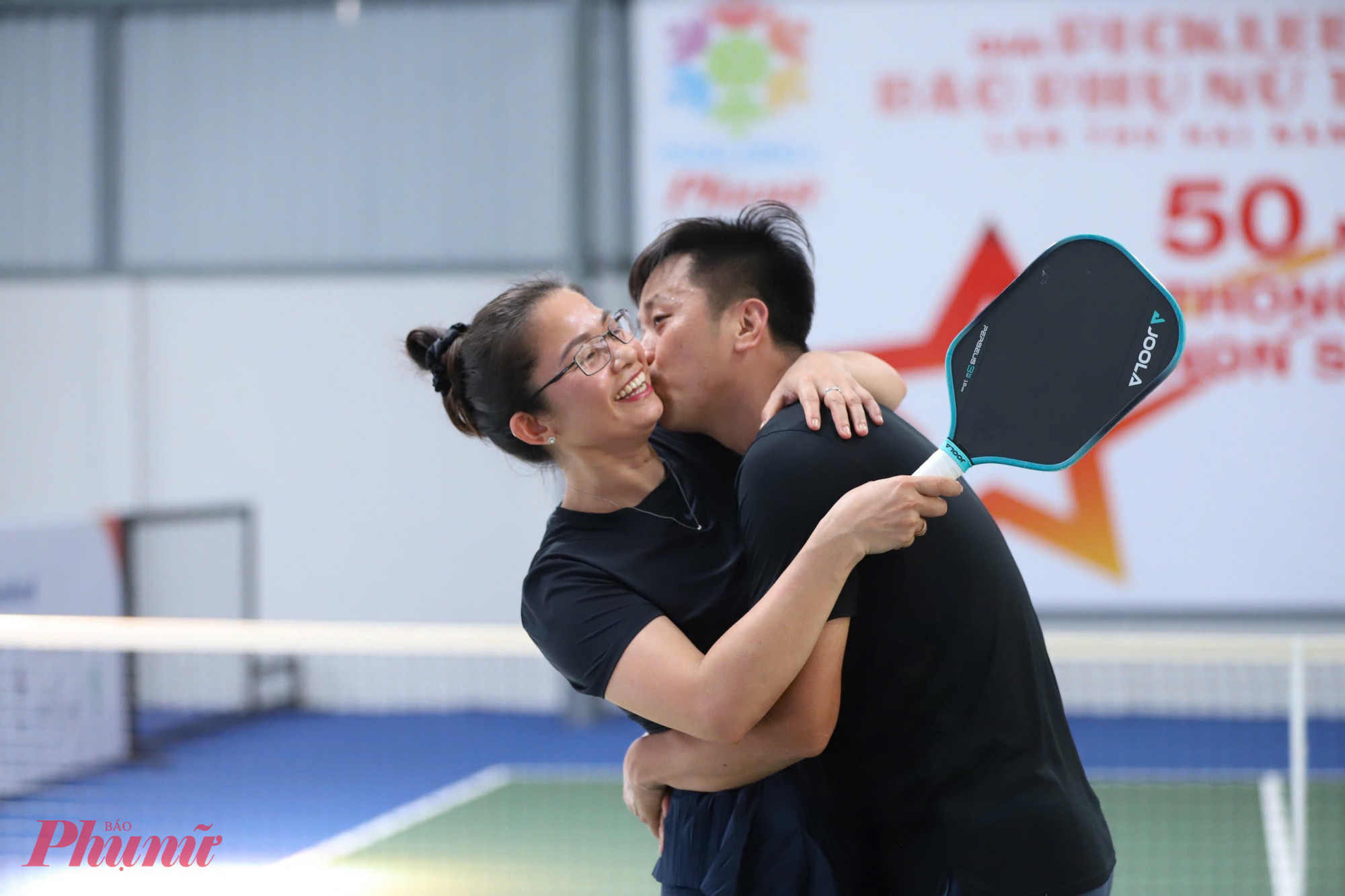 Vợ chồng anh Trần Minh Mẫn – chị Châu Thị Tiên vỡ òa niềm vui sau khi giành chức vô địch Đôi vợ chồng. Ảnh Thành Lâm