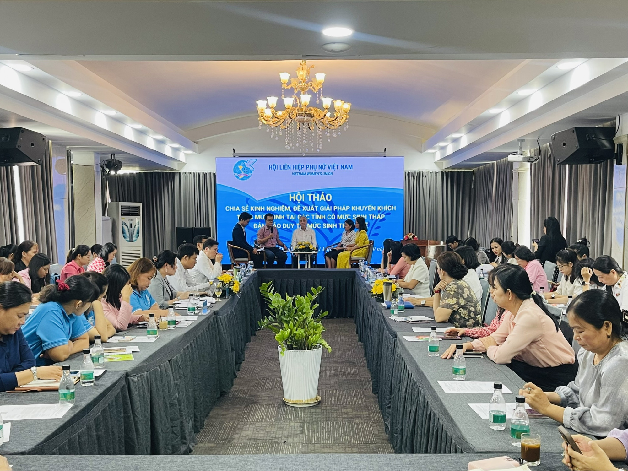 Hội thảo chia sẻ kinh nghiệm, đề xuất giải pháp khuyến khích tăng mức sinh tại các tỉnh có mức sinh thấp đảm bảo duy trì mức sinh thay thế - Ảnh: Nhã Chân