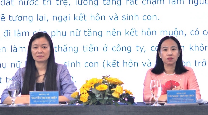 Bà Nguyễn Thị Thu Hiền (bìa trái) - Phó Chủ tịch Hội LHPN Việt Nam và bà Võ Ngọc Thanh Trúc - Chủ tịch Hội LHPN TPHCM - Ảnh: Cát Quân