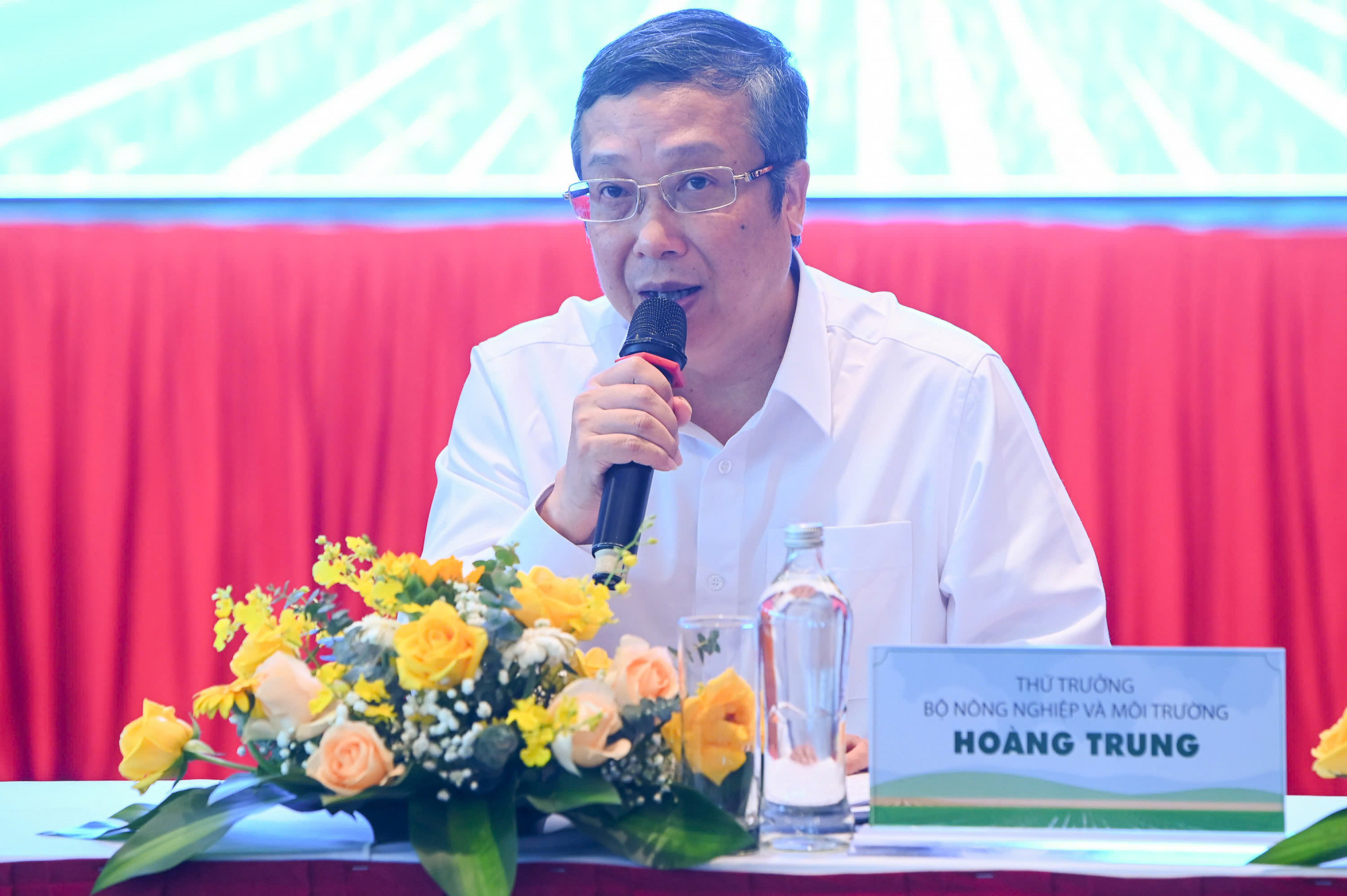 Ông Hoàng Trung - Thứ trưởng Bộ Nông nghiệp và Môi trường nhìn nận, các ý kiến