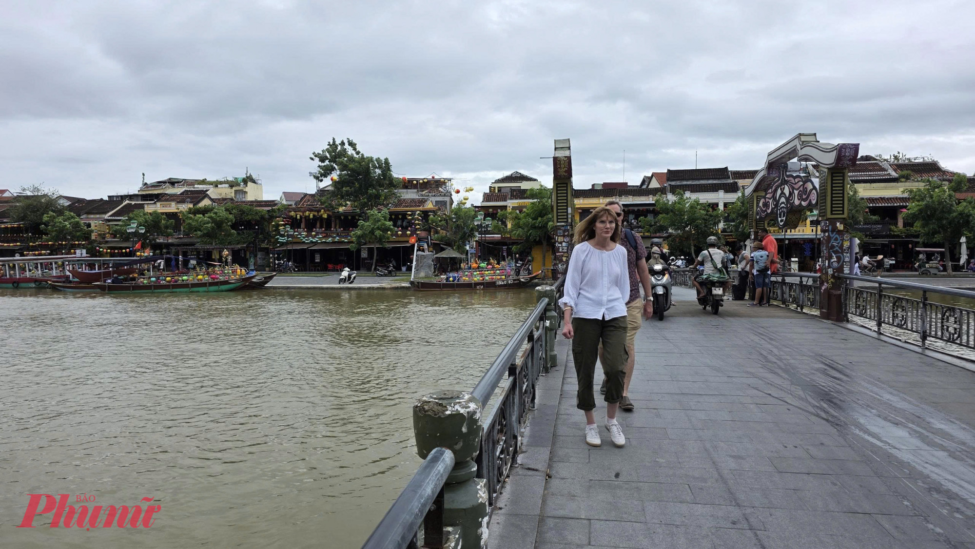 Một khung cảnh nhẹ nhàng giữa sông Hoài