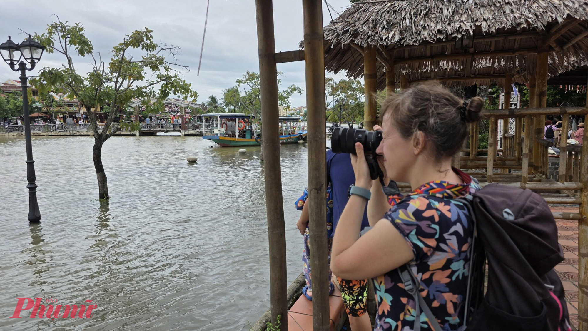 Không ít du khách nước ngoài tranh thủ ghi lại những bức ảnh kỷ niệm khi tham quan phố cổ Hội An đúng thời điểm ngập lụt.