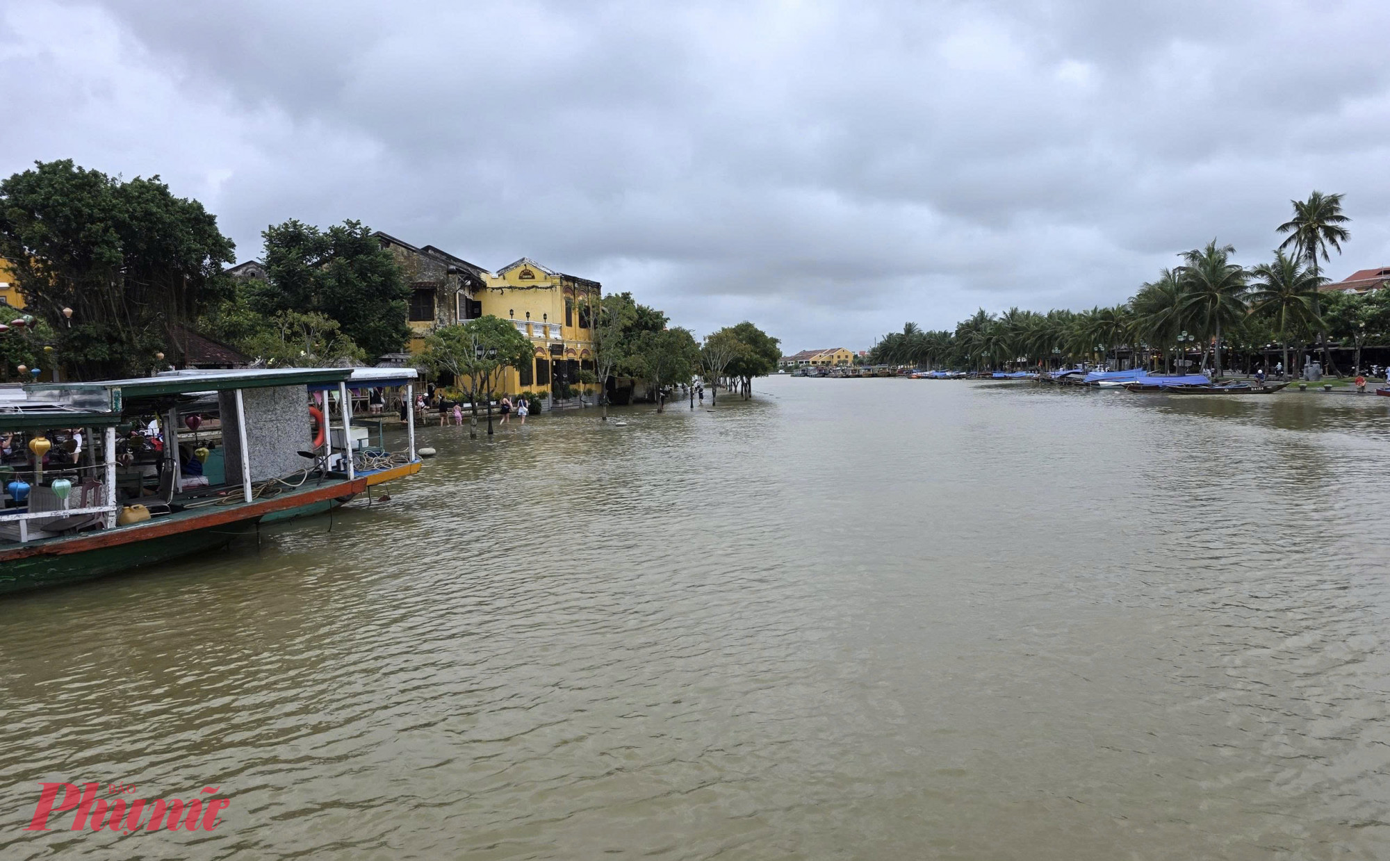 Từ rạng sáng nay, nước từ dưới sông Hoài bắt đầu tràn lên các tuyến đường Bạch Đằng, Lê Lợi, đặc biệt là khu vực gần chợ Hội An, gây ngập sâu từ 30-40cm.