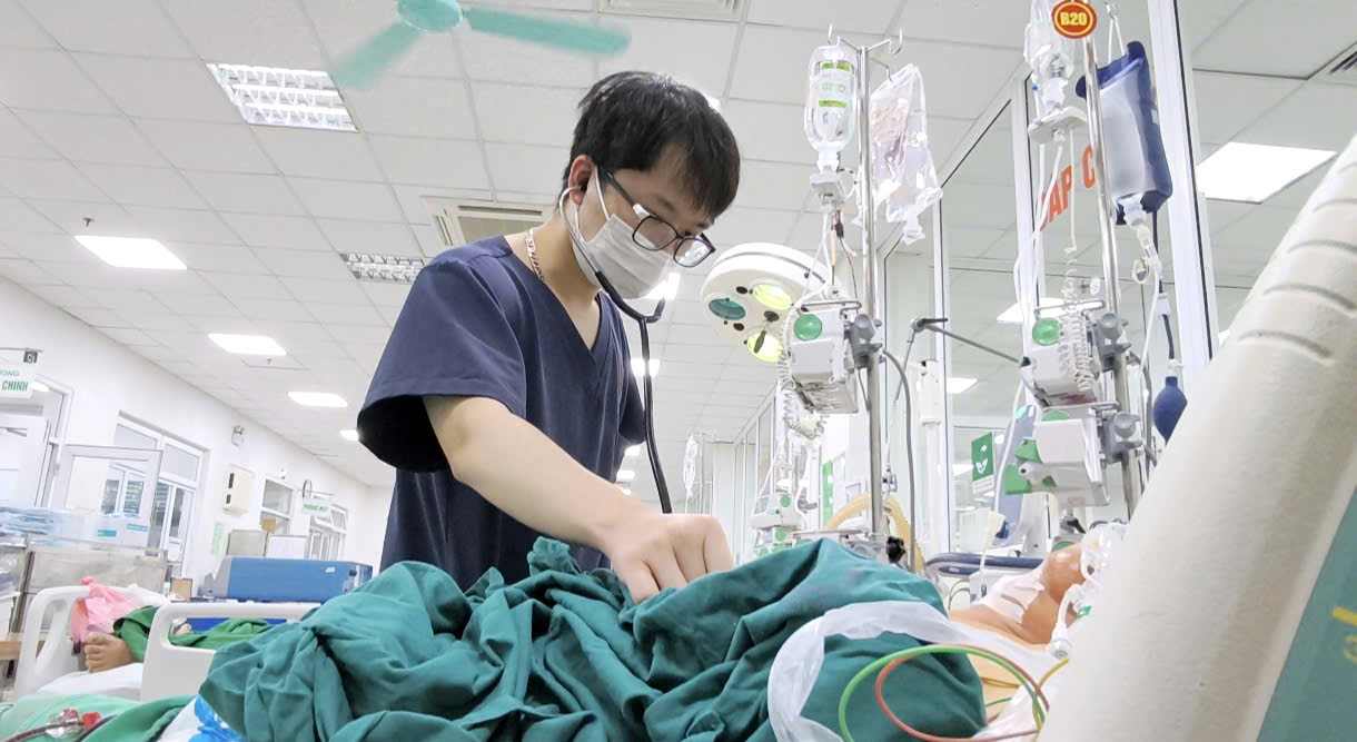 Bệnh nhân nguy kịch vì nhiễm loại khuẩn thường xuất hiện sau mùa lũ