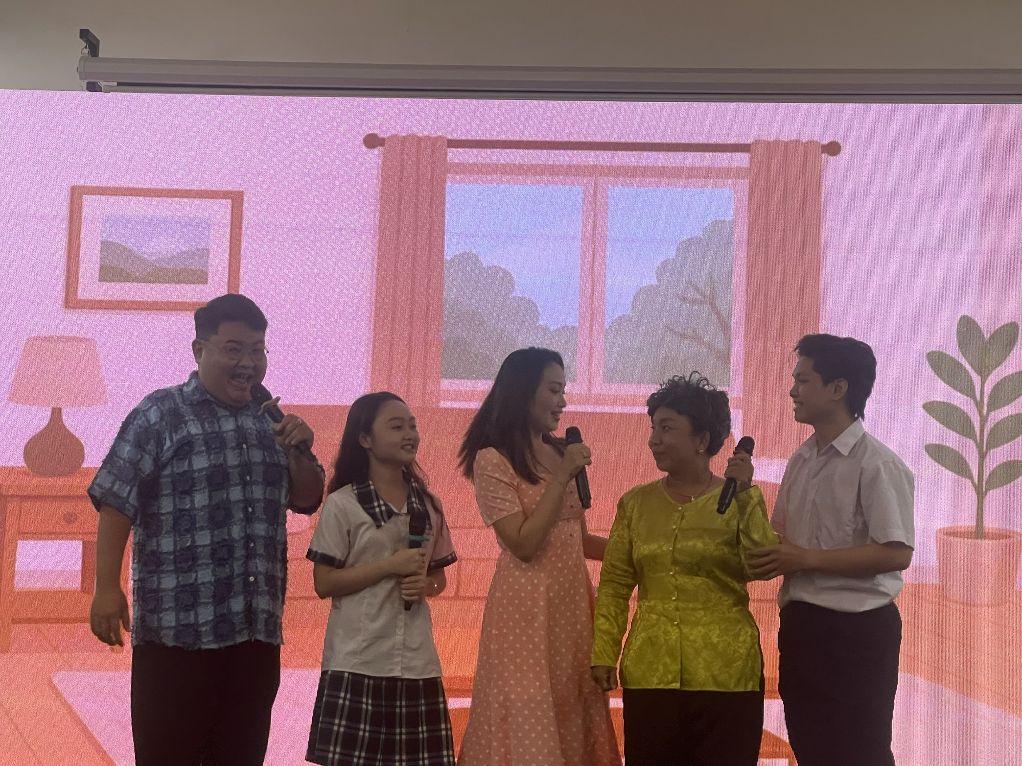 Tiểu phẩm của Trung tâm nghệ thuật Nắng Mai với thông điệp Học làm cha mẹ để lan tòa yêu thương - Ảnh: Diệu Hiền