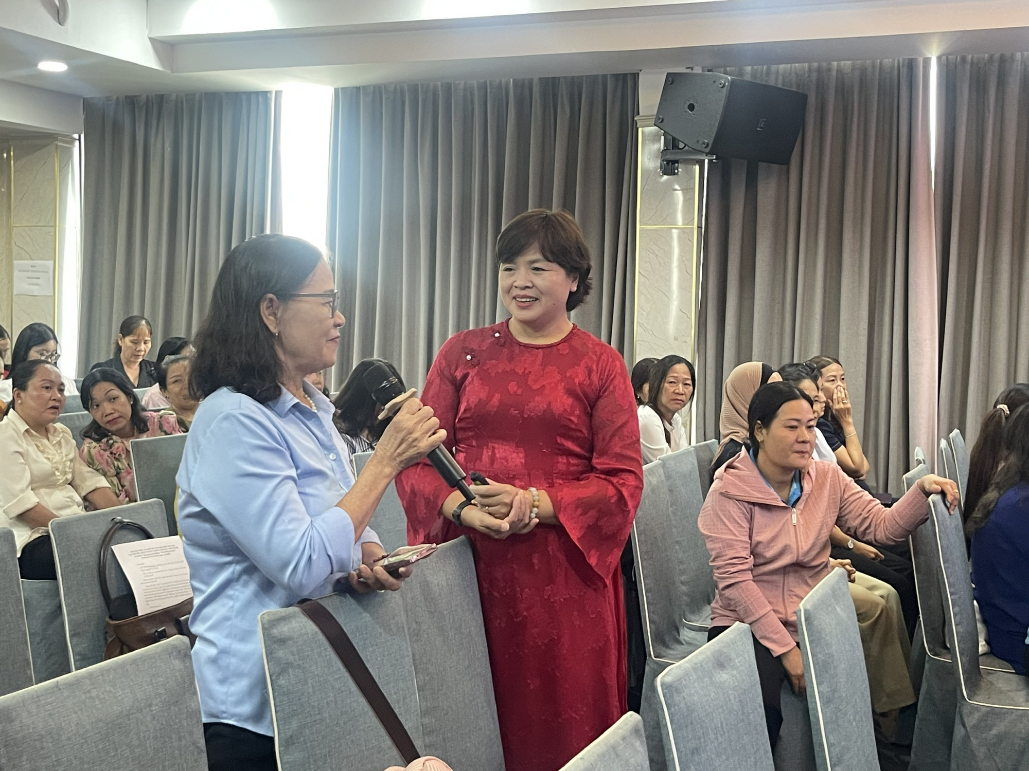 Tiến sĩ Phạm Thị Thúy (đứng bên phải) chia sẻ tại chương trình - Ảnh: Diệu Hiền