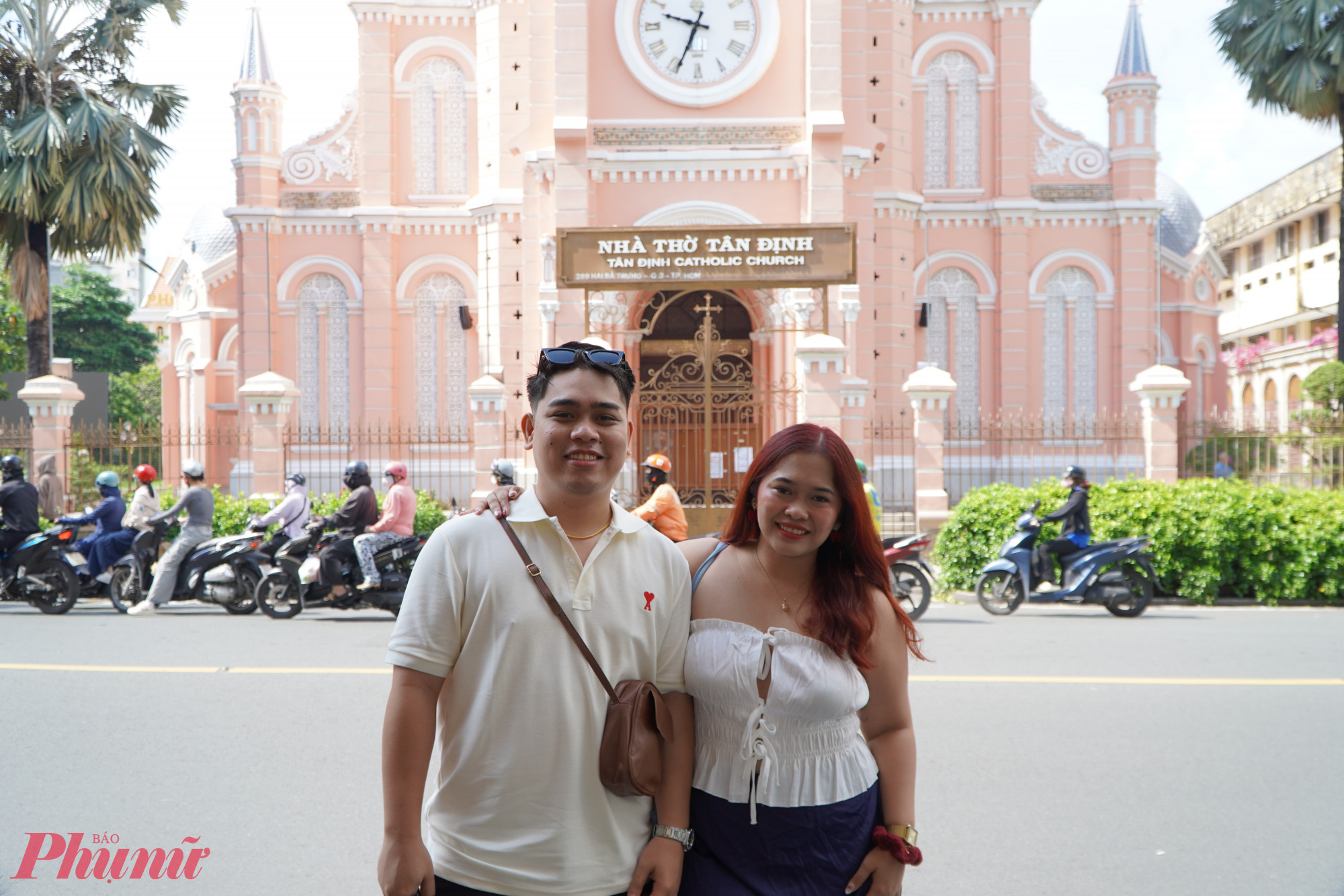 Phường Tân Định - TPHCM: Nét duyên cổ giữa nhịp sống hiện đại Hai du khách đến từ Cebu (Philippines) hào hứng khi ghé thăm Nhà thờ Tân Định