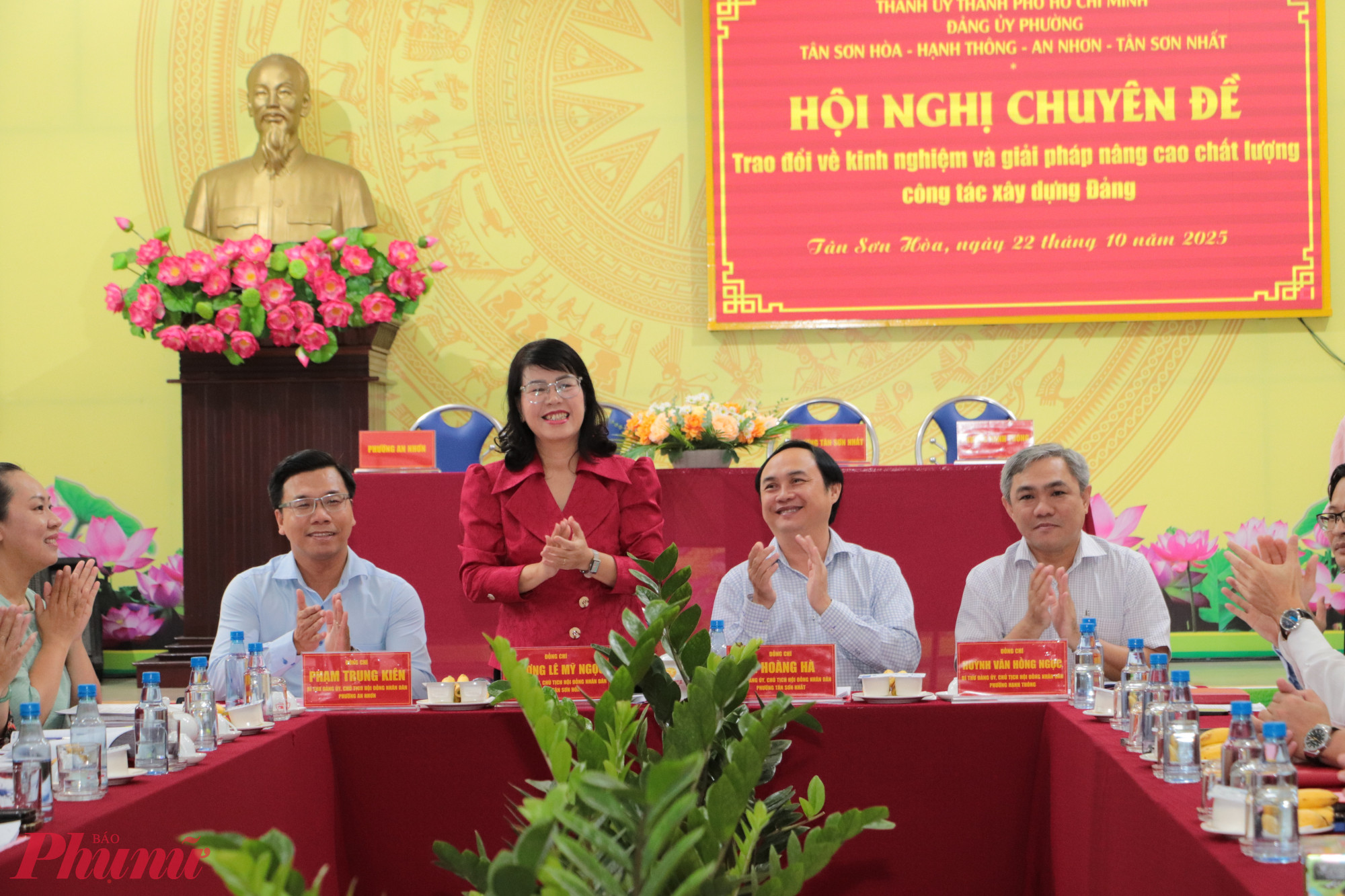 Lãnh đạo và cán bộ các phường trao đổi, chia sẻ kinh nghiệm trong công tác xây dựng Đảng và thực hiện nhiệm vụ chính trị ở cơ sở