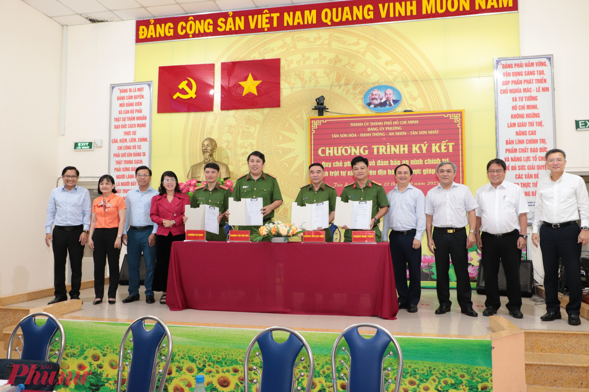 Đại diện bốn Đảng ủy phường Tân Sơn Hòa – Tân Sơn Nhất – Hạnh Thông – An Nhơn ký kết Quy chế phối hợp đảm bảo an ninh trật tự khu vực giáp ranh