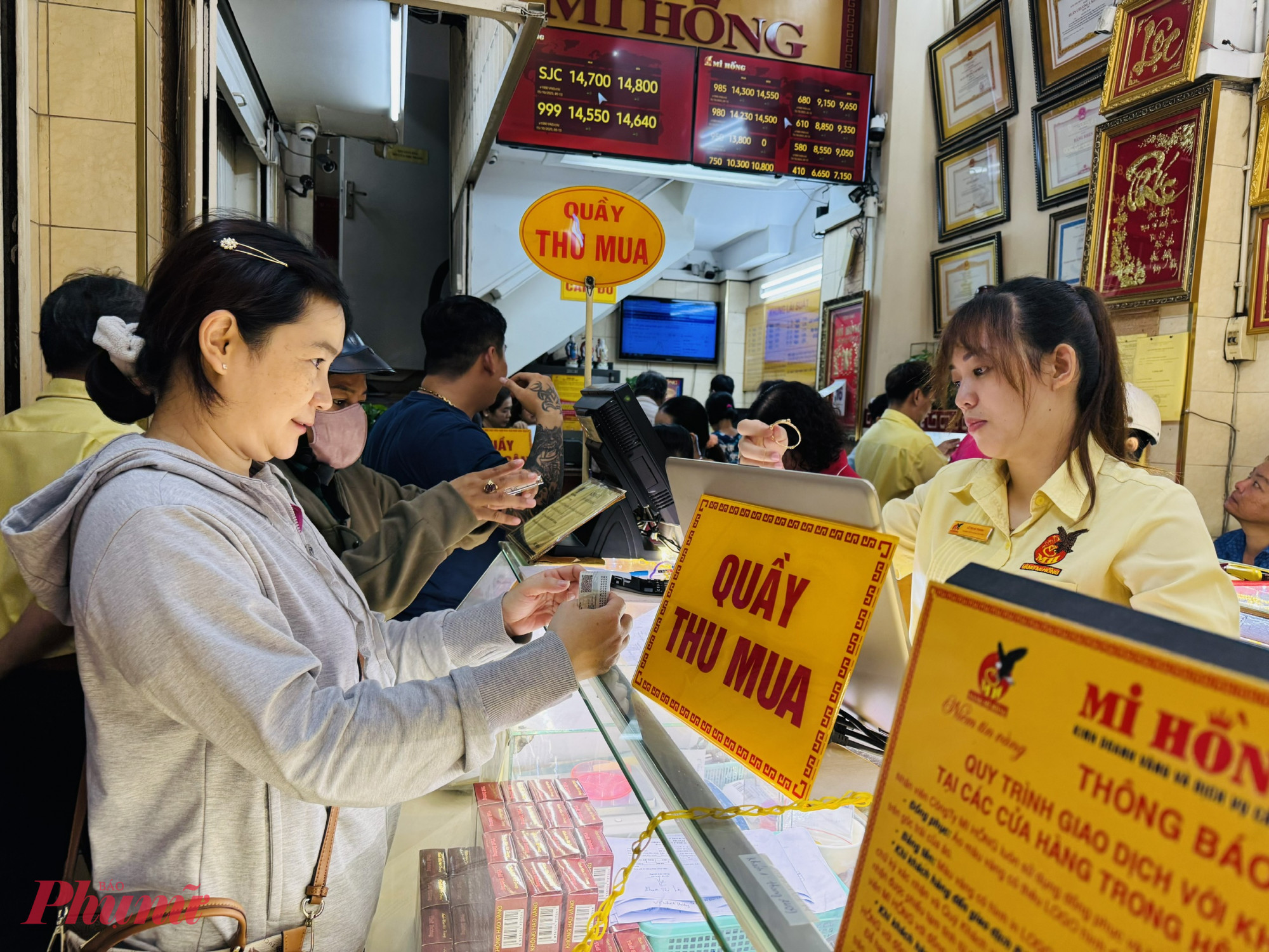 Chỉ trong 1 đêm, giá vàng đã giảm 7,1 triệu đồng/lượng - Ảnh: Thanh Hoa