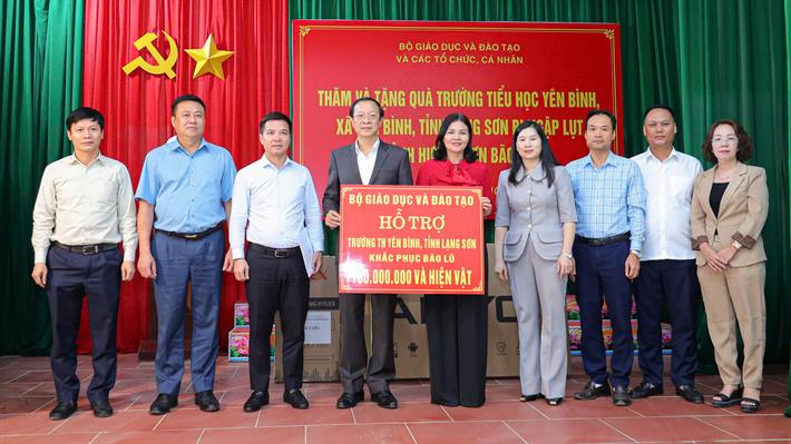 Đoàn công tác của Bộ GD-ĐT thăm và trao hỗ trợ tại Trường tiểu học Yên Bình, tỉnh Lạng Sơn. Ảnh: Bộ GD-ĐT