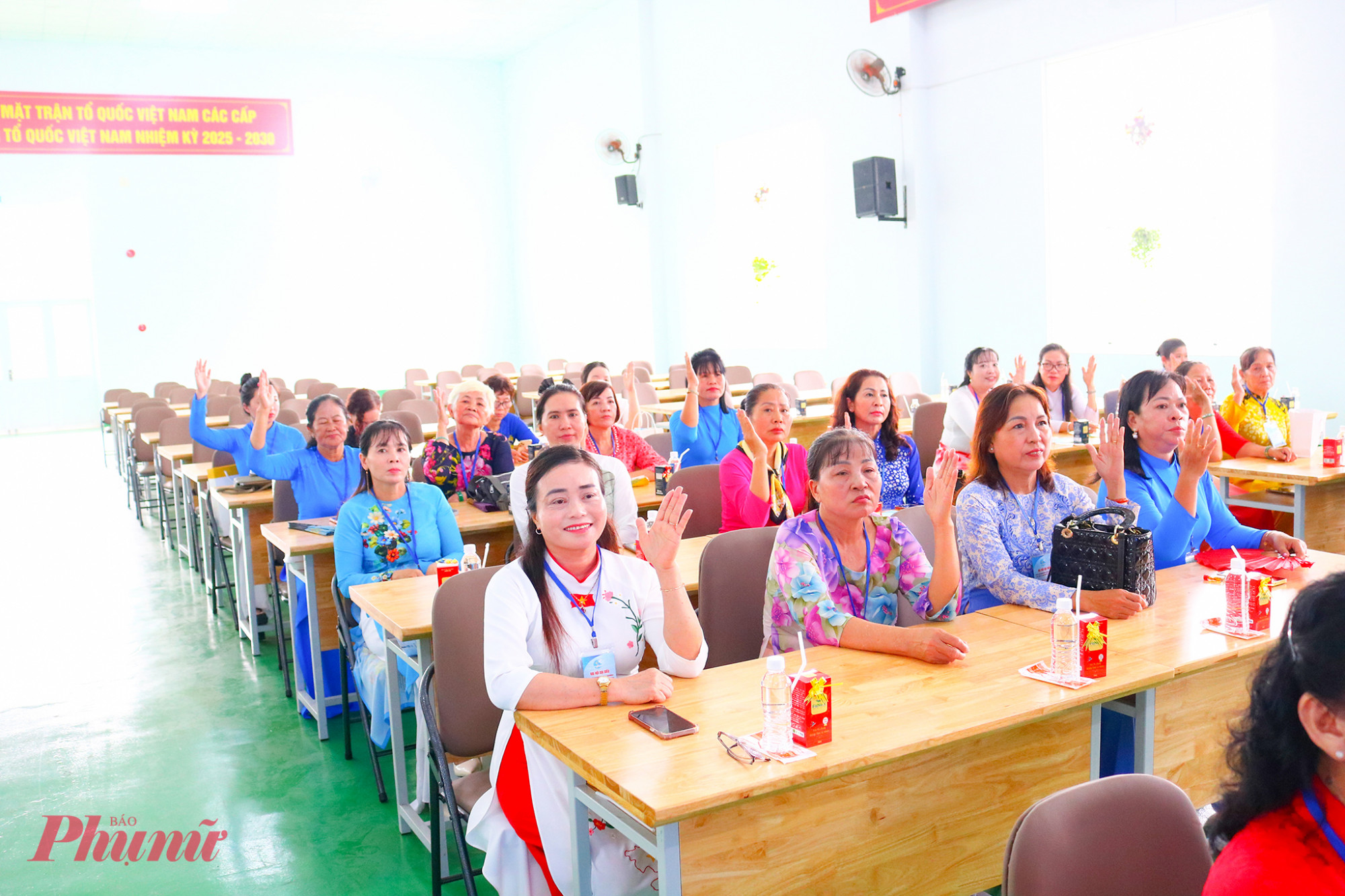 Đại biểu biểu quyết thông qua Nghị quyết Đại hội đại biểu Phụ nữ phường Long Trường lần thứ I, nhiệm kỳ 2025 – 2030 - Ảnh: Hội LHPN phường Long Trường