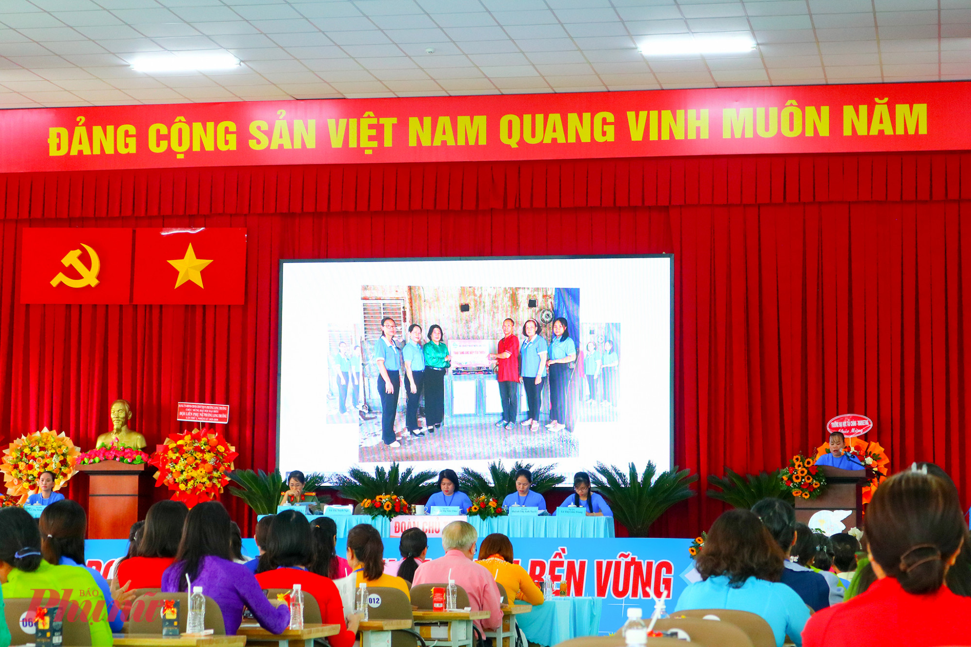 Ban tổ chức chiếu clip giới thiệu những nét nổi bật trong phong trào phụ nữ phường Long Trường giai đoạn 2021 – 2025 - Ảnh: Hội LHPN phường Long Trường