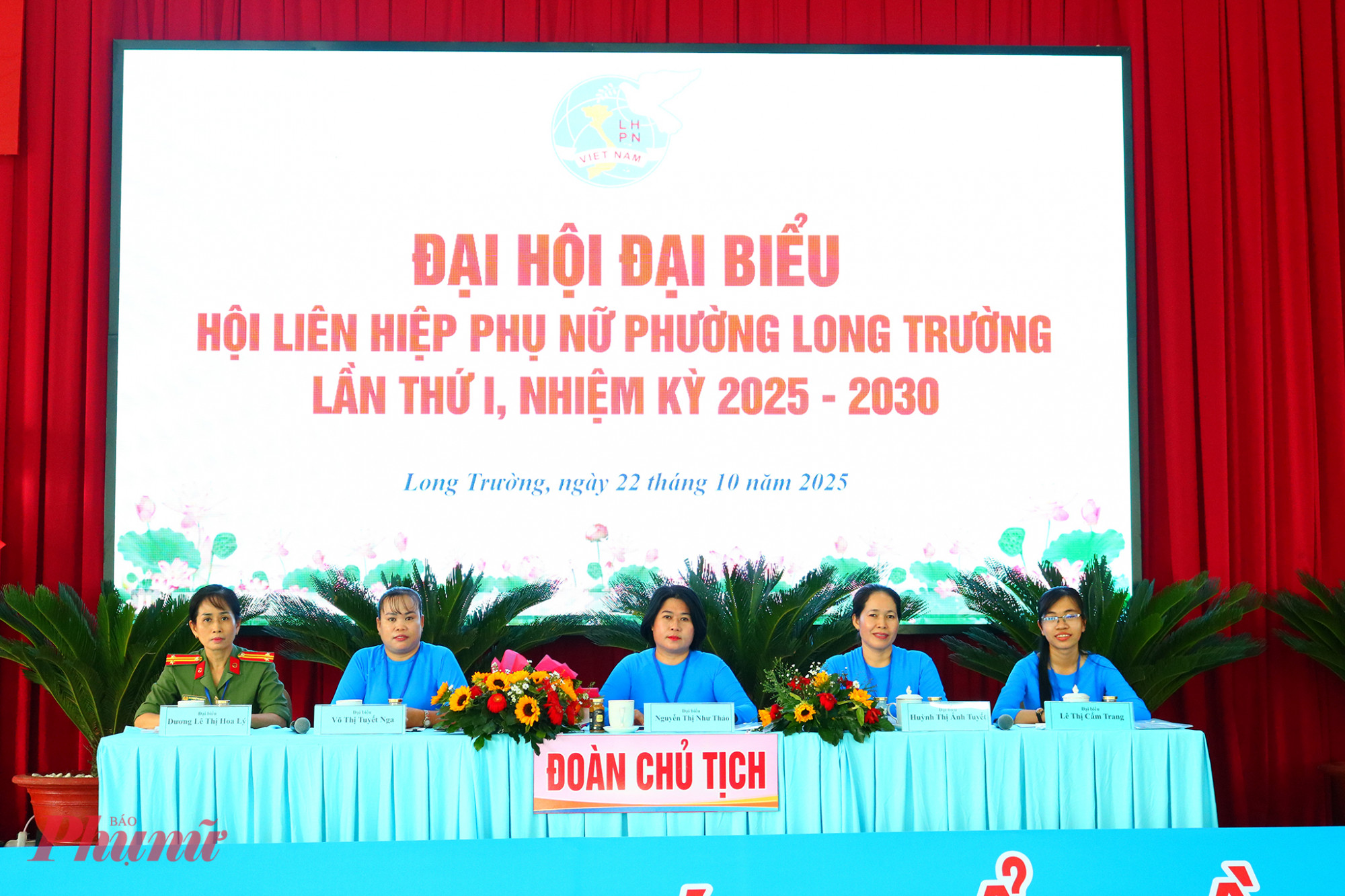Đoàn chủ tịch đại hội làm việc - Ảnh: Hội LHPN phường Long Trường