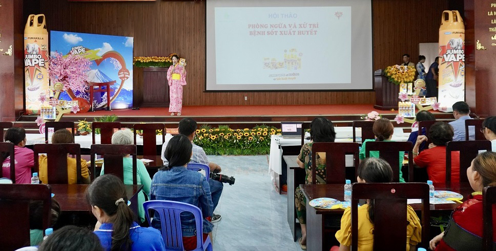 Các chuyên gia chia sẻ kiến thức và giao lưu, giải đáp tường tận thắc mắc của người dân về phòng chống sốt xuất huyết - Ảnh: Mai Sen