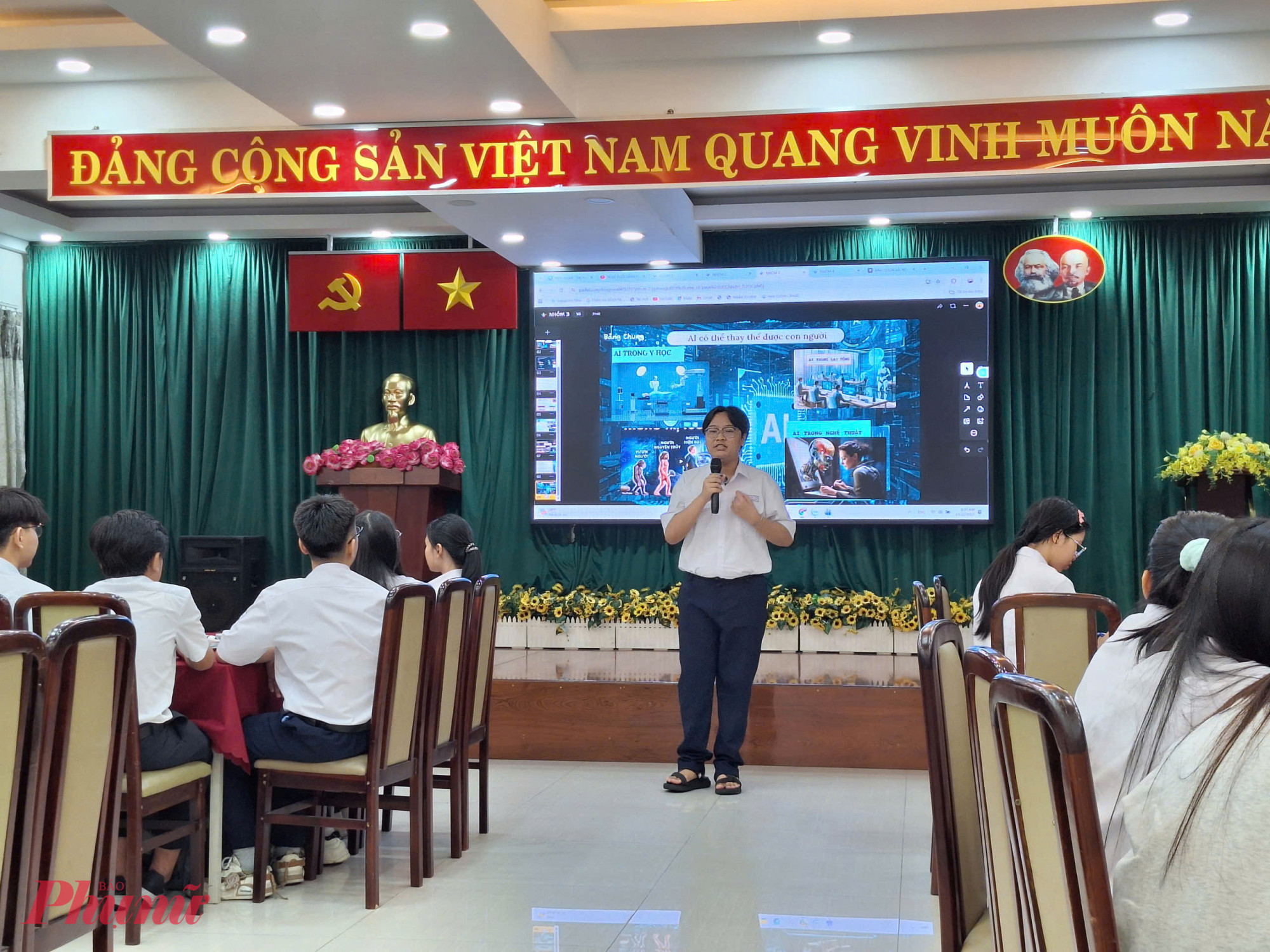 Đại diện nhóm trình bày quan điểm AI có thể thay thế con người - Ảnh: Trang Thư