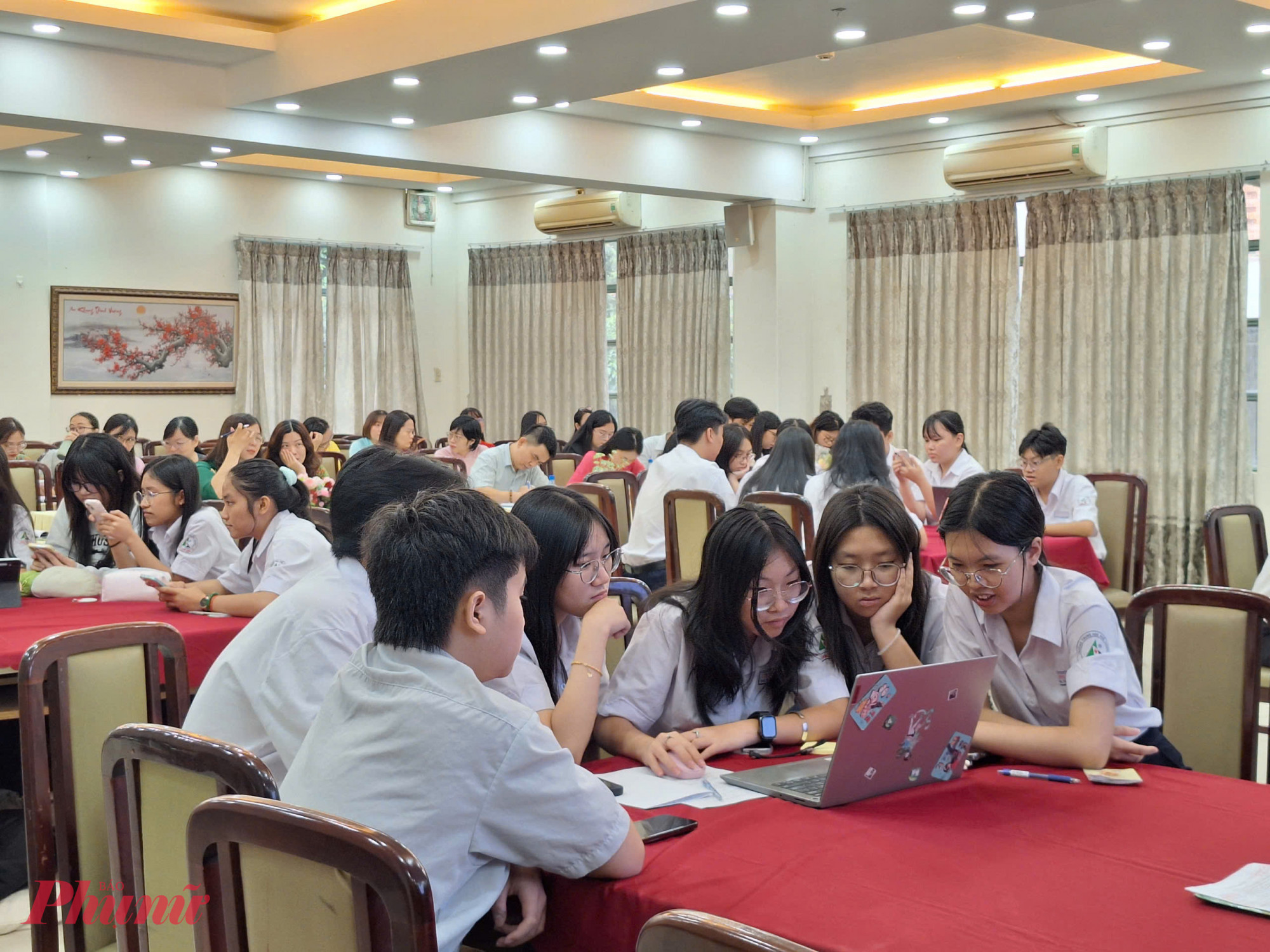 Các nhóm tiến hành thảo luận dưới sự trợ giúp của AI - Ảnh: Trang Thư