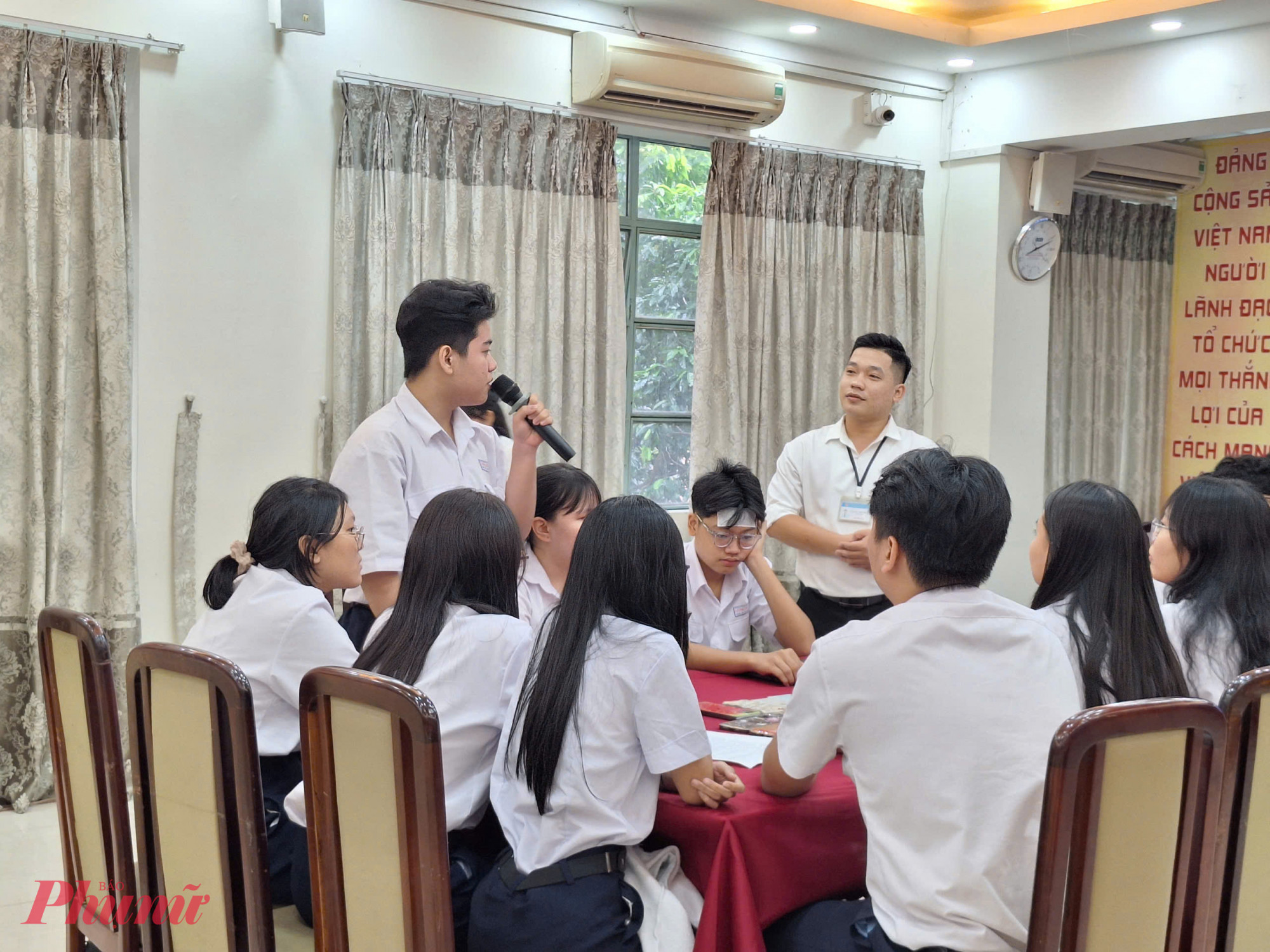 Học sinh trình bày quan điểm về giá trị của AI - Ảnh: Trang Thư