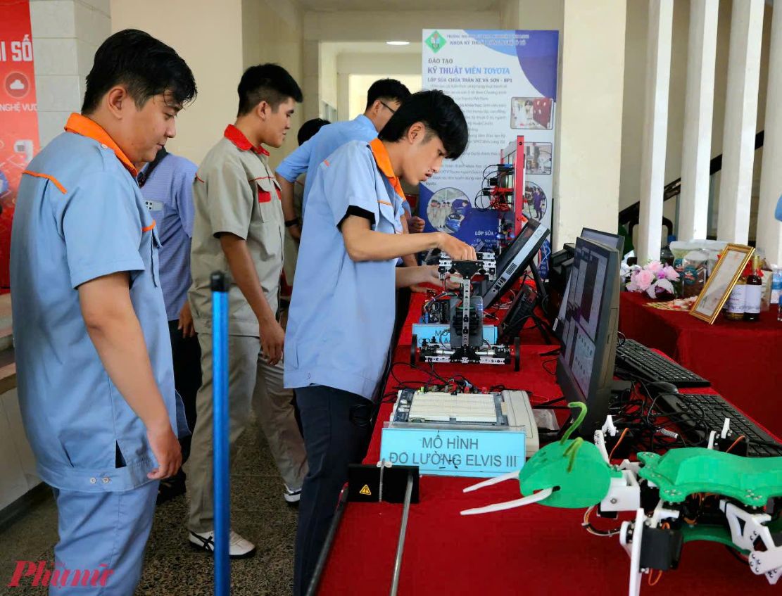 Triển lãm các mô hình phát triển khoa học công nghệ, chuyển đổi số... tại hội nghị. Ảnh: Trung Phạm