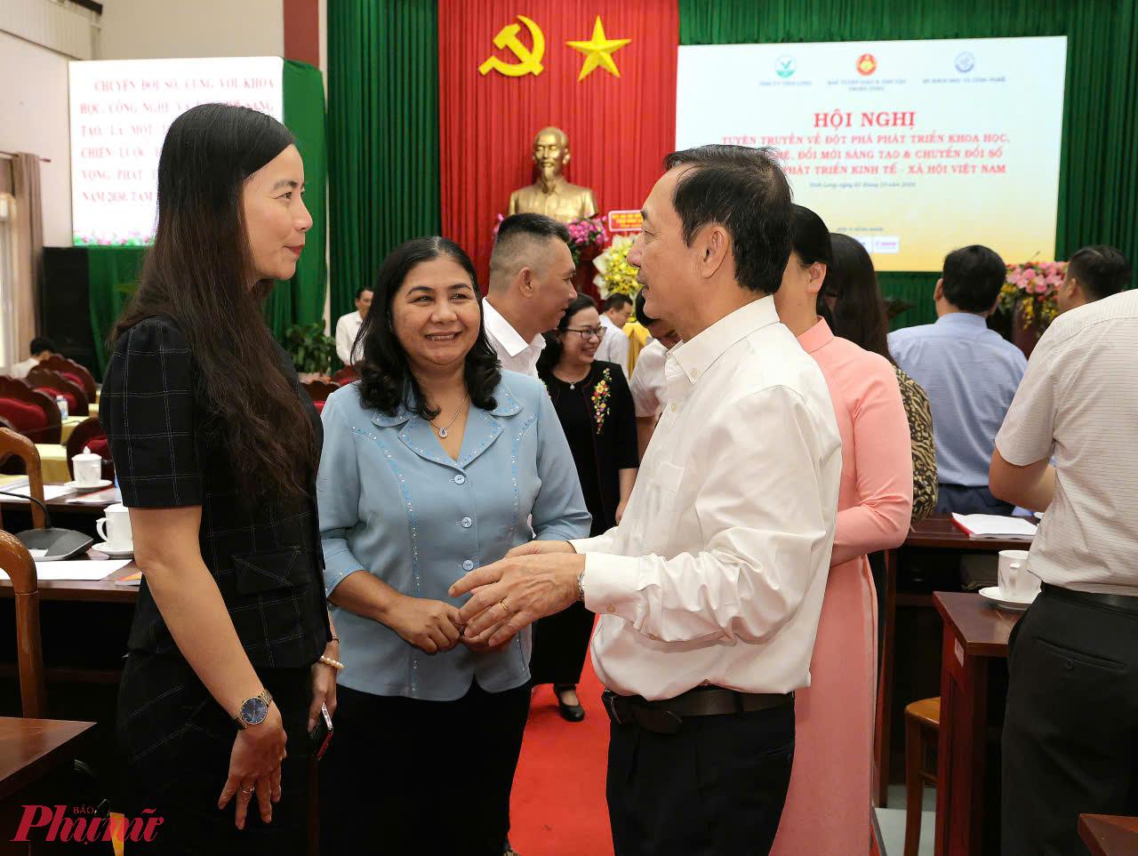 Ông Huỳnh Thành Đạt - Phó Trưởng ban Tuyên giáo và Dân vận Trung ương (bìa phải) trao đổi với các đại biểu dự hội nghị. Ảnh: Trung Phạm