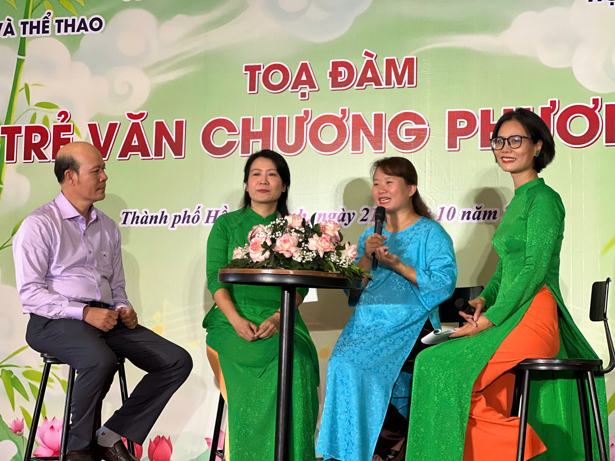 Từ trái sang: Phó Giáo sư - Tiến sĩ Bùi Thanh Truyền, Tiến sĩ La Mai Thi Gia, Tiến sĩ Hồ Khánh Vân truyền lửa cho người viết trẻ - Ảnh: Lam Giang