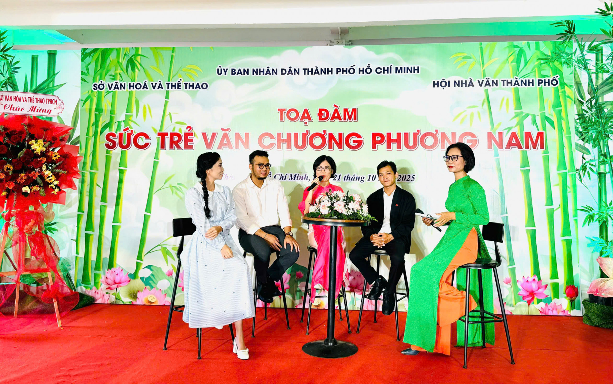 Từ trái sang: 