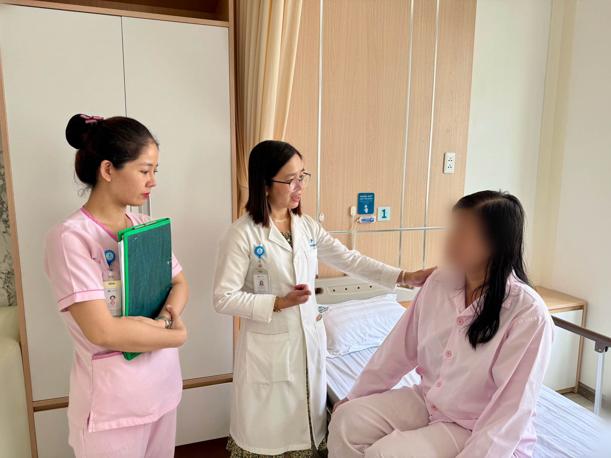 Các bác sĩ thăm hỏi, chăm sóc cho bệnh nhân sau khi phẫu thuật thành công... Ảnh: CTV