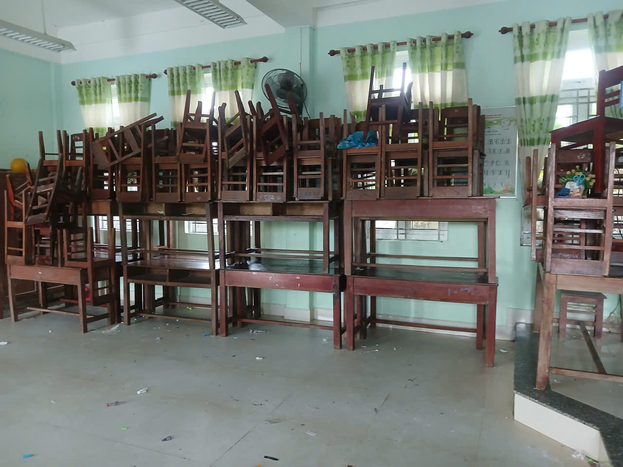 Nhiều trường học ở vùng trũng Quảng Điền đã chủ động kê cao bàn ghế đề phòng nước lũ ngập cao
