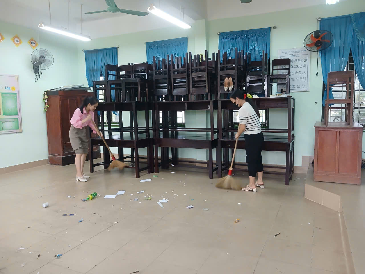 Các thầy cô giáo ở phường Hóa Châu ( TP Huế) đã chủ động cho học sinh nghỉ đồng thời kê cao bàn ghế đề phòng ngập lụt kéo dài