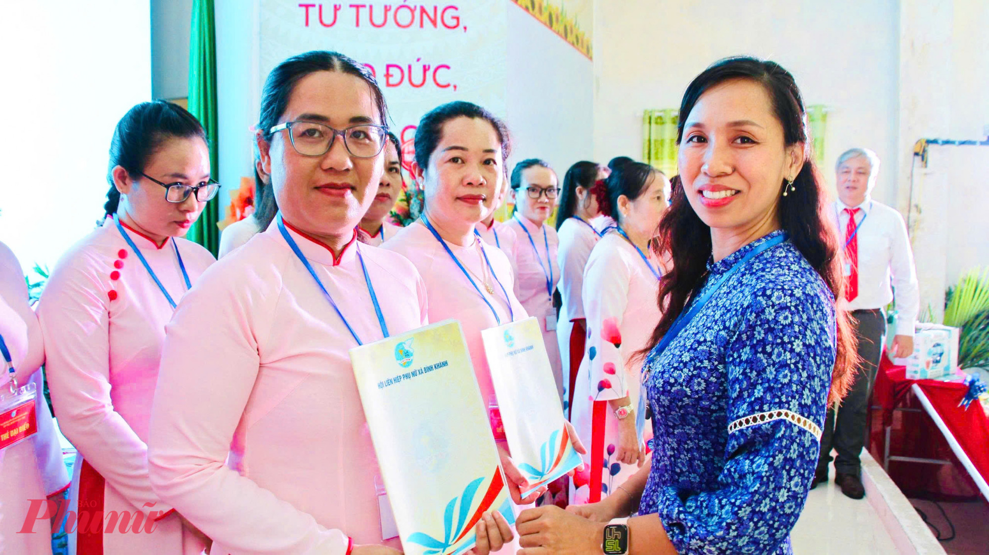 Đại diện Hội LHPN TPHCM trao quyết định đến Ban chấp hành
