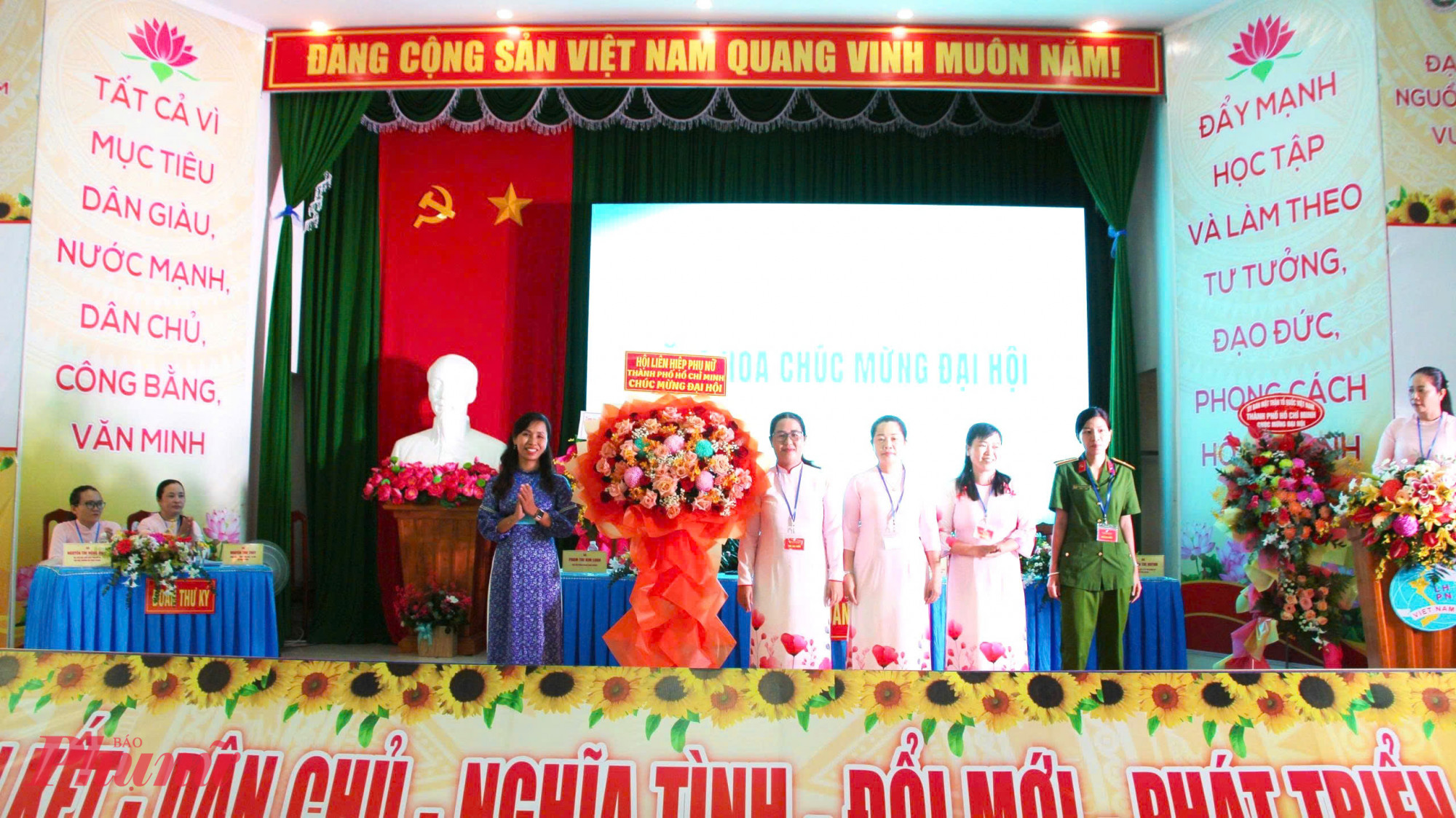 Đại diện Hội LHPN TPHCM trao hoa chức mừng Đại hội đại biểu Phụ nữ xã Bình Khánh