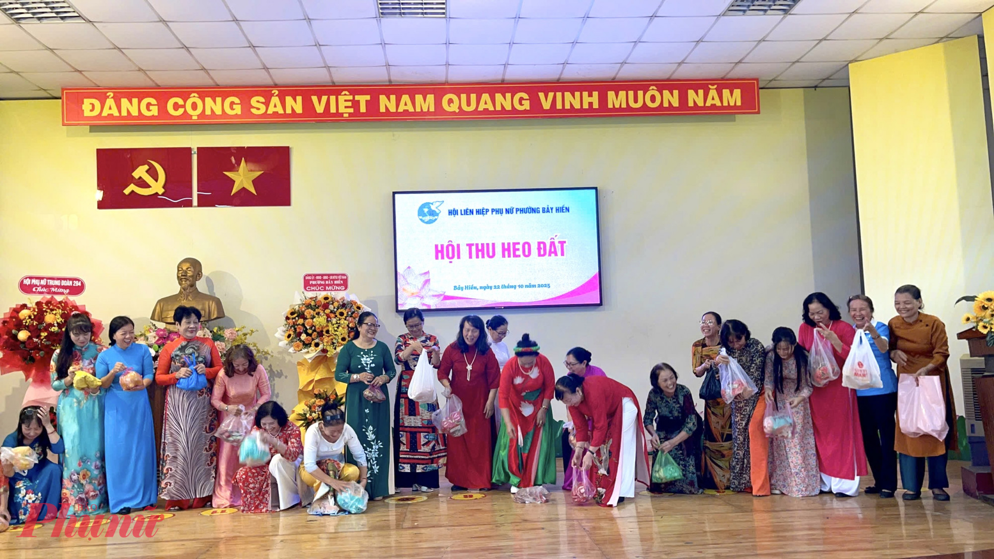 Các chi hội phụ nữ đập heo đất