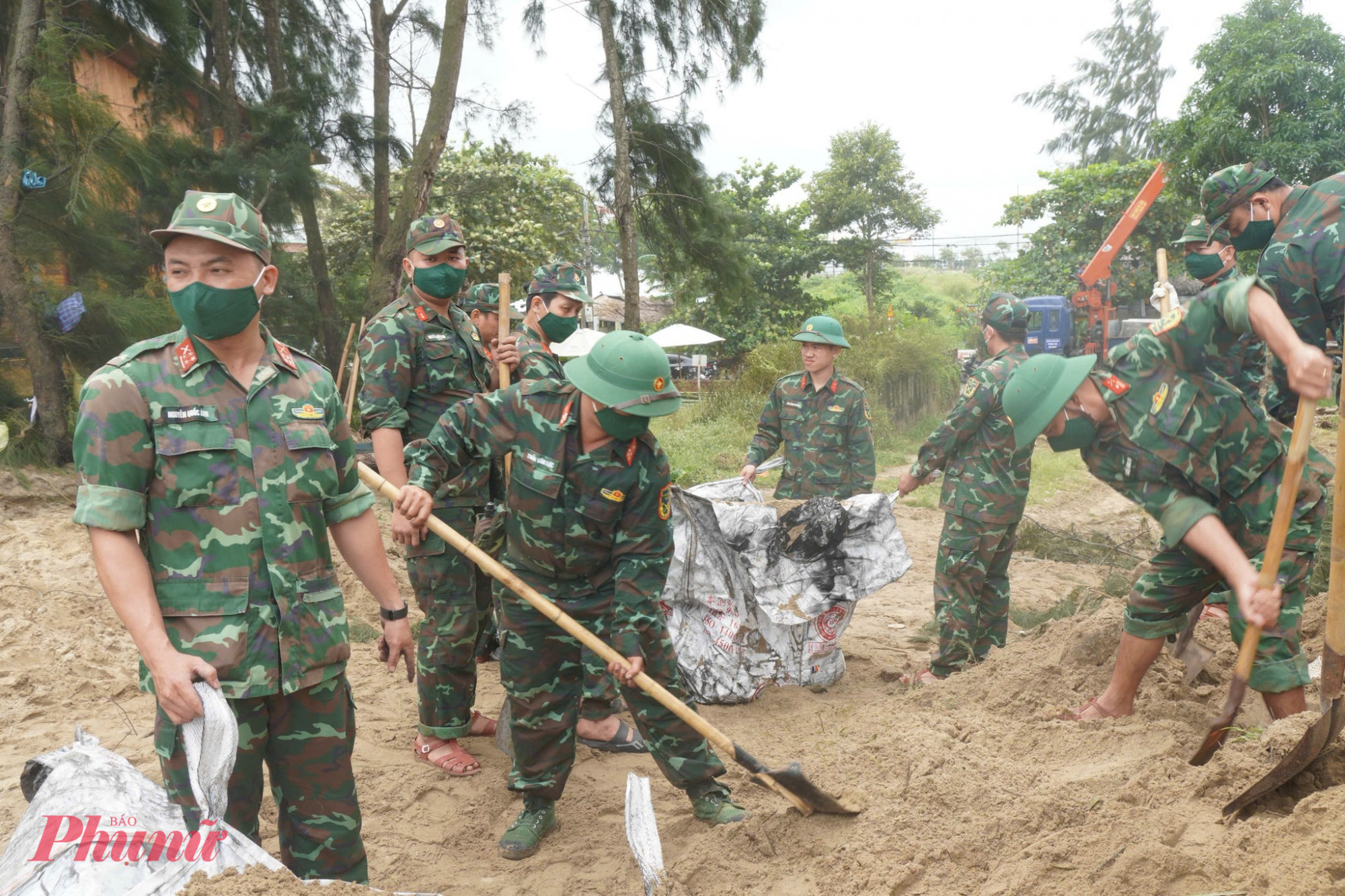 Ban Chỉ huy phòng thủ khu vực 5 – Điện Bàn, Bộ Chỉ huy quân sự TP Đà Nẵng đã phối hợp cùng chính quyền địa phương tổ chức kiểm tra, đánh giá tình hình và triển khai lực lượng khắc phục hậu quả.