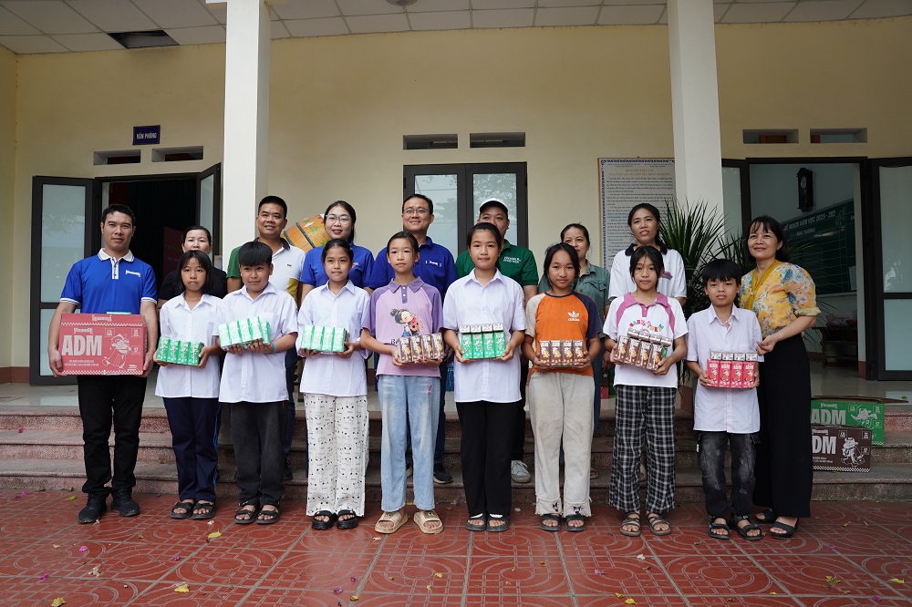 Các sản phẩm dinh dưỡng của Vinamilk được trao đến học sinh trường THCS Đồng Liên, phường Gia Sàng, tỉnh Thái Nguyên - Ảnh: Tịnh Không