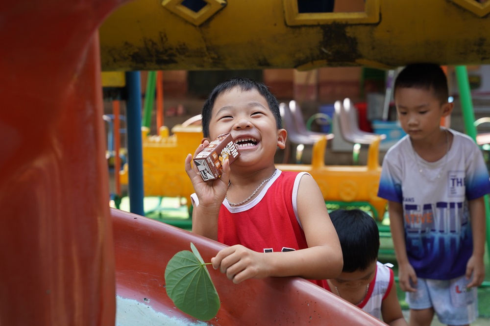 Khi nắng lên sau bão, nụ cười trong veo của trẻ thơ chính là điều khiến ta tin rằng mọi khó khăn rồi cũng qua và hành trình mới lại bắt đầu - Ảnh: Tịnh Không