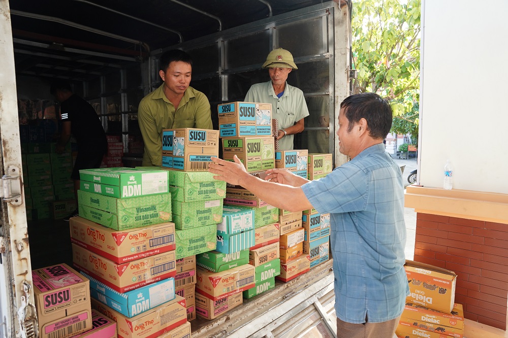 Hàng trăm ngàn sản phẩm dinh dưỡng Vinamilk được vận chuyển đến nơi, trao tặng bà con hậu thiên tai - Ảnh: Tịnh Không