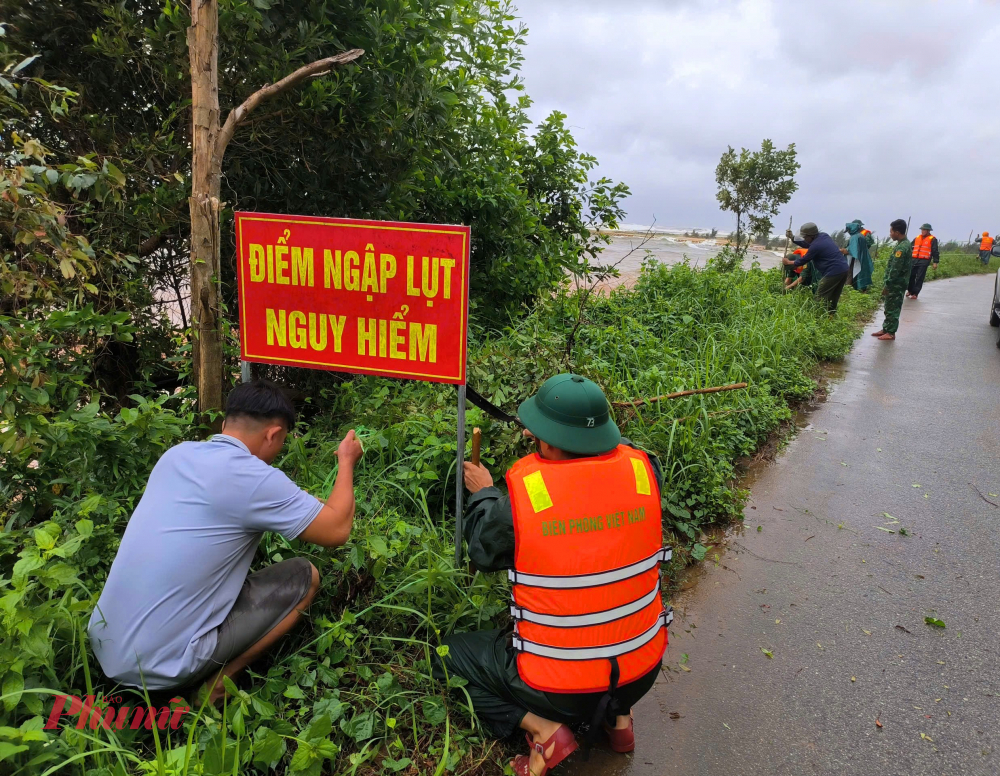 Tronng ngày 21 và 22/10 lực lượng chức năng đang đặt các biển báo nguy hiểm tại tuyến đường này