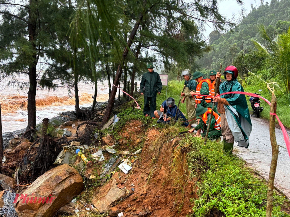 Do mưa lớn những ngày qua kết hợp với trình trạng xâm thực nặng khiến biển tuyến đường ven biển Vinh Hiền đoạn qua xã Phú Lộc bị sạt lở
