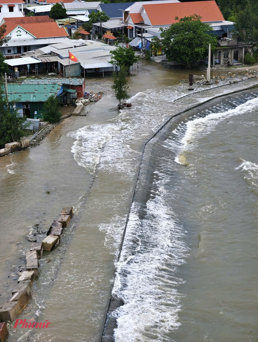 'Những năm trước, sóng biển cao, triều cường dâng, nước biển thường tràn qua đê đi vào phá Tam Giang. Năm nay, một số nhà dân xây dựng mới, hệ thống cống cũ bị bịt nên nước không có chỗ thoát gây ngập', ông Phong nói, cho hay sắp tới sẽ đề xuất xây dựng ống thoát nước để giảm tình trạng ngập úng.