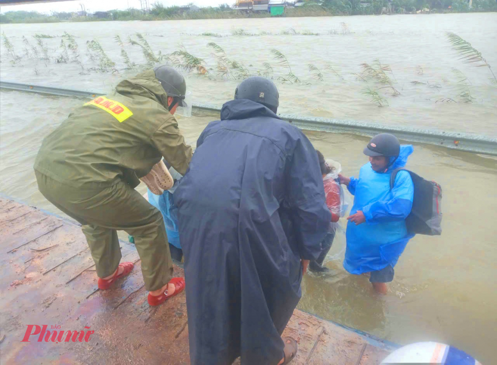 Tại khu vực gần ngã ba đường dẫn về đập Thảo Long, cán bộ phường Dương Nổ (TP Huế) đã lập một trạm chốt chặn sử dụng xe tải chuyên dụng lần lượt chở miễn phí người và phương tiện xe máy để trở về nhà giữa lúc nước lũ đang dâng cao.