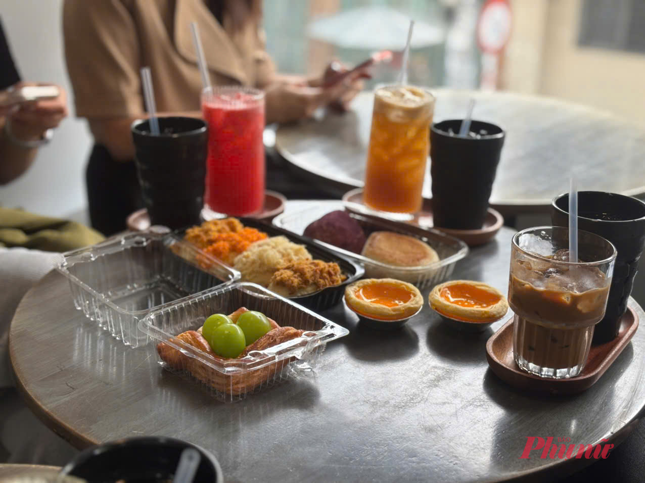 Dần dà, những buổi ăn xế chốn văn phòng trở thành phép thử hoà đồng - Ảnh: Trần Tuấn