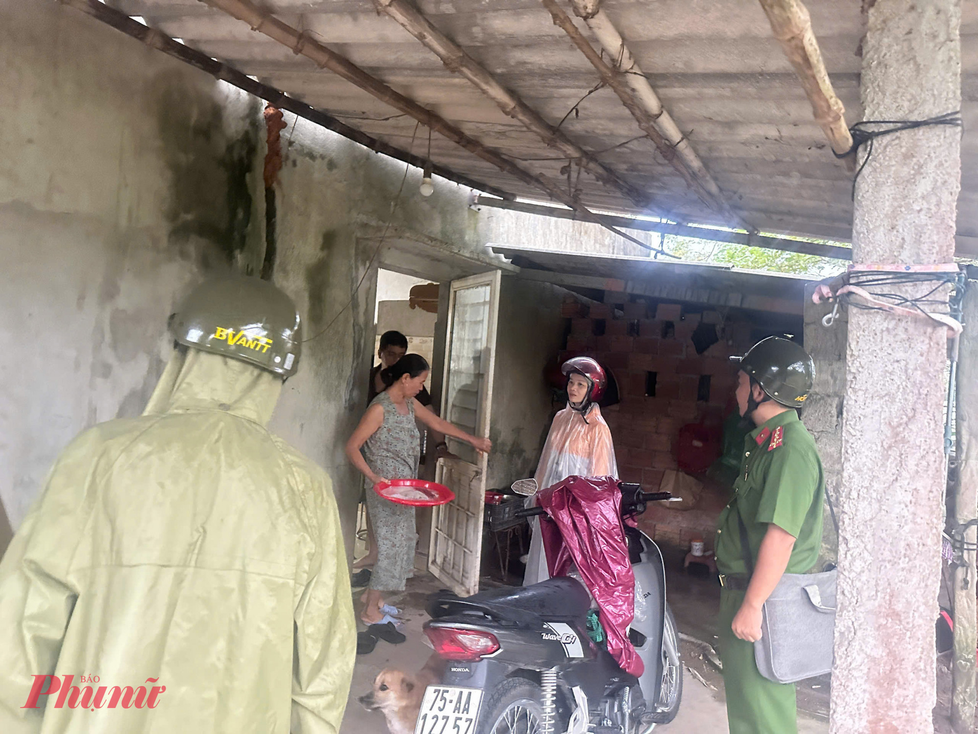 Công an phường Dương Dỗ vận động đưa người dân vùng thấp trũng tránh trú bão số 12