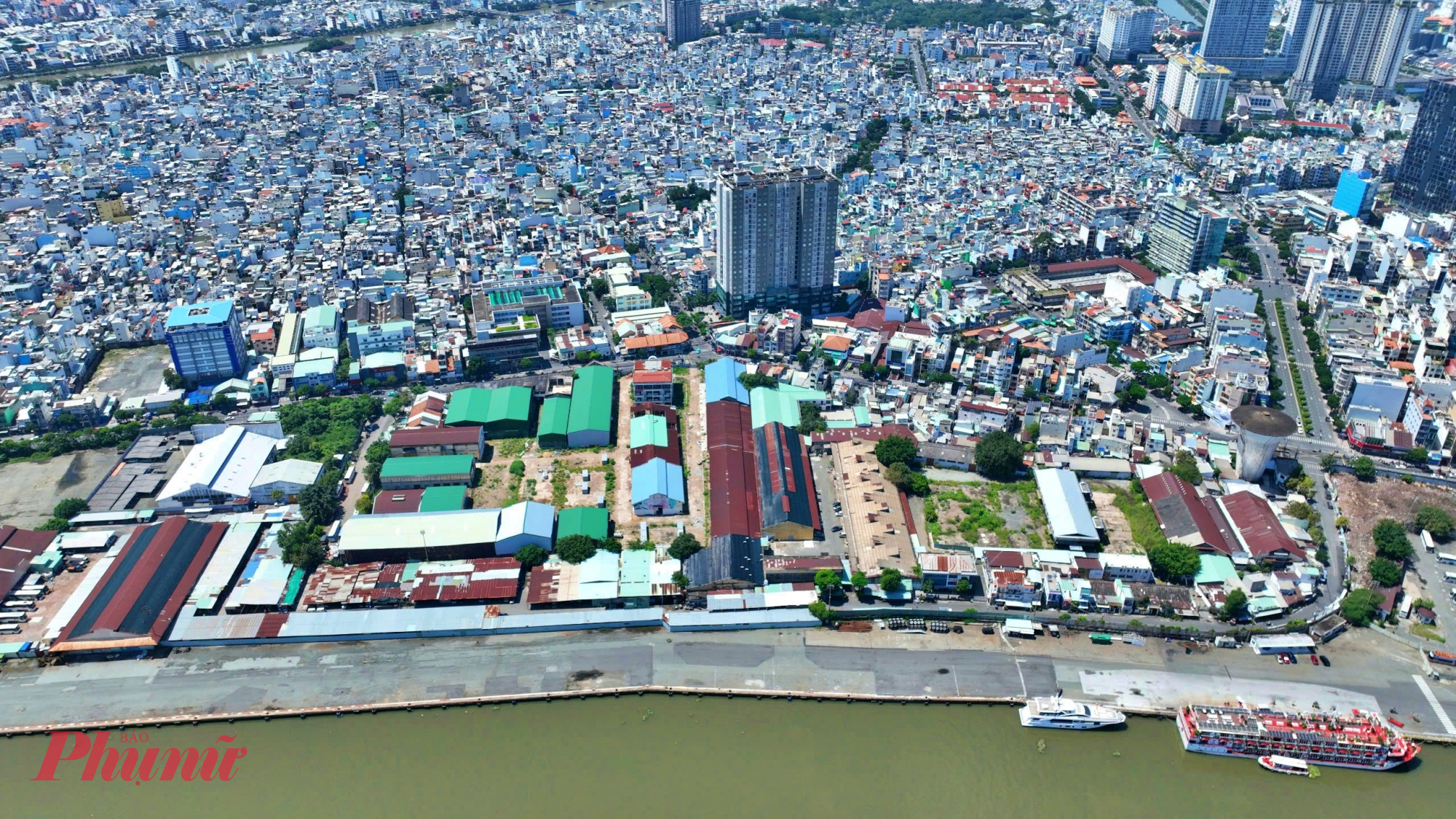 Việc lấy đất vàng làm công viên, mở rộng đường phục vụ người dân là hướng đi đúng đă