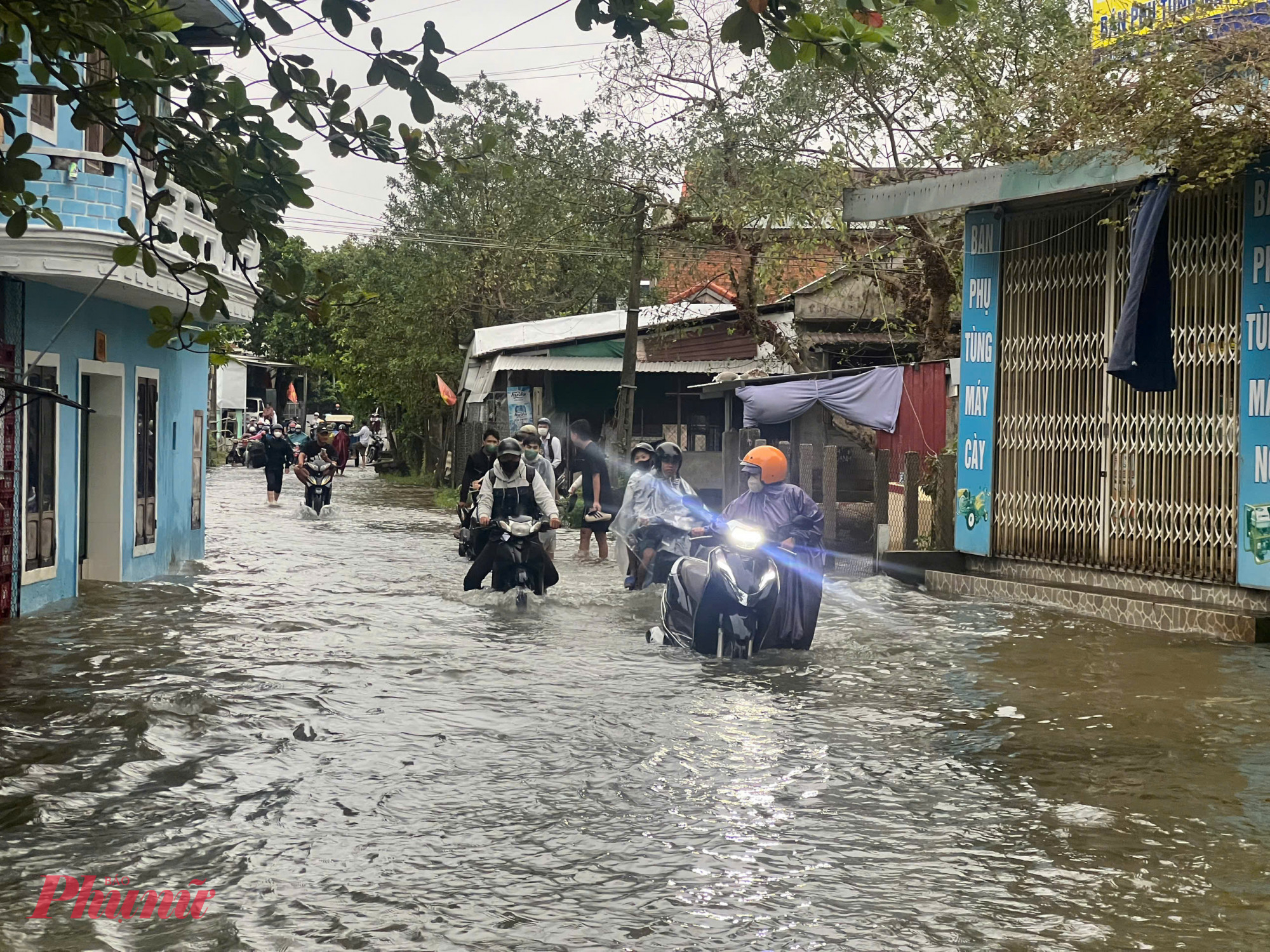 Nước lũ tràn vào Tổ dân phố Thủy Tú phường Hóa Châu (TP Huế)
