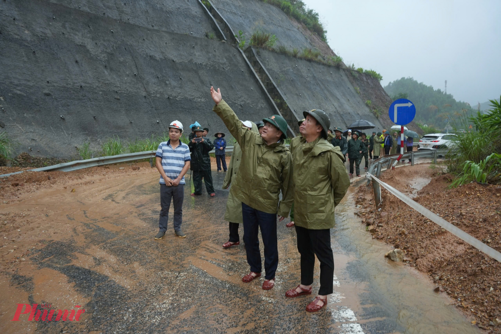Ông Phan Thiên Định- Chủ tịch UBND TP Huế kiểm tra các điểm sạt lở tại thôn 1 