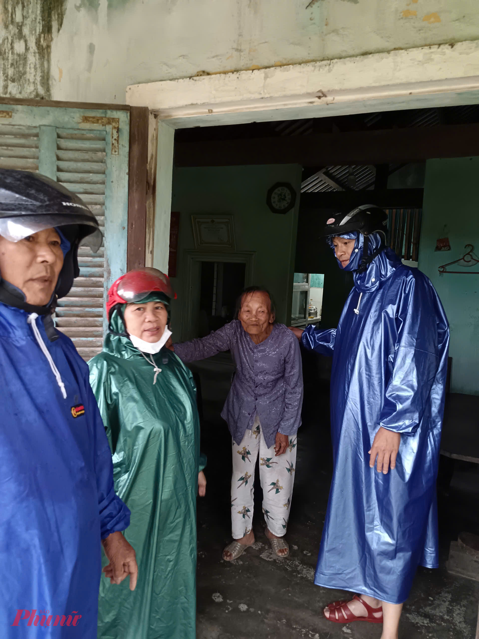 Ông Võ Văn Thịnh – Chủ tịch UBND phường Dương Nỗ (TP Huế) cho biết Để ứng phó bão số 12 và mưa lũ dài ngày lãnh đạo xã tổ chức rà soát, thống kê số hộ cần phải sơ tán, di dời; đặc biệt lưu ý các trường hợp người có bệnh nền, người già, trẻ em, phụ nữ mang thai trong thời kỳ sinh sản. Ban chỉ huy phòng thủ dân sự phường về địa bàn phụ trách 3 đơn vị xã cũ (gồm 19 tổ dân phố trên địa bàn toàn phường) để chủ động chỉ đạo sát đúng tình hình thực tế từng địa bàn. Ngoài ra  phường đã đã sử dụng ô tô của UBND phường, ô tô của Đội quản lý đô thị phường, xe ben của người dân, 5 ca nô 4 thuyền nhôm có gắn máy sẵn sàng giúp đỡ người dân vùng ngạp lụt khi có yêu cần cần giúp đỡ.  Đến chiều ngày 22/10 đã có 11/11 trường trên địa bàn cho học sinh nghỉ học.